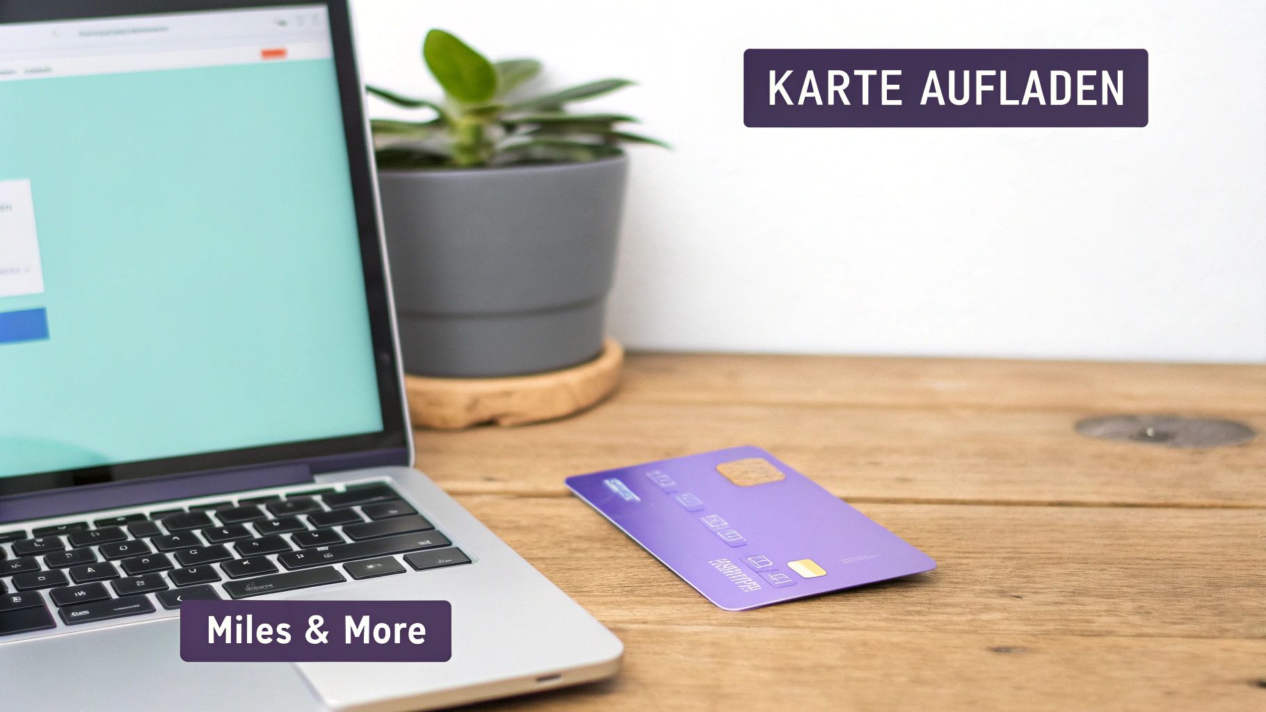 Laptop und eine lila Miles & More Kreditkarte liegen auf einem Holztisch zum Aufladen bereit.