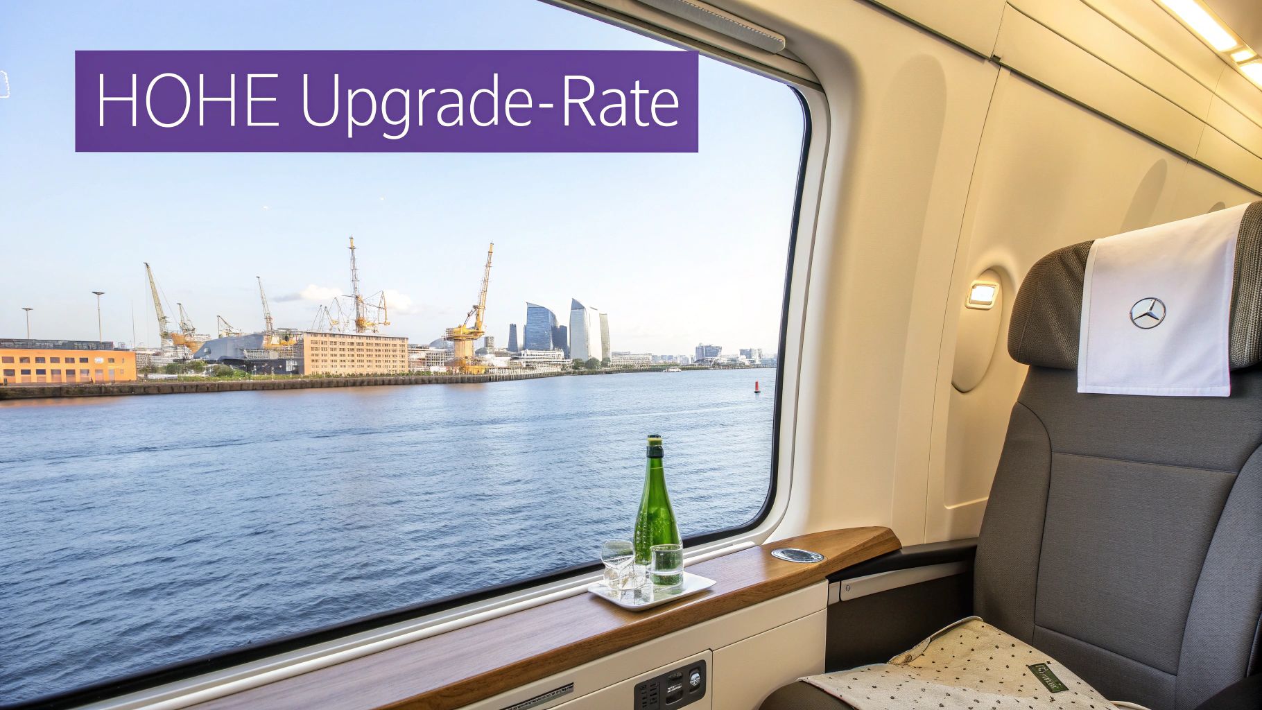 Blick aus einem Premium-Zugfenster auf eine Hafenstadt mit Kränen, Flasche und Gläsern, sowie Text 'HOHE Upgrade-Rate'.