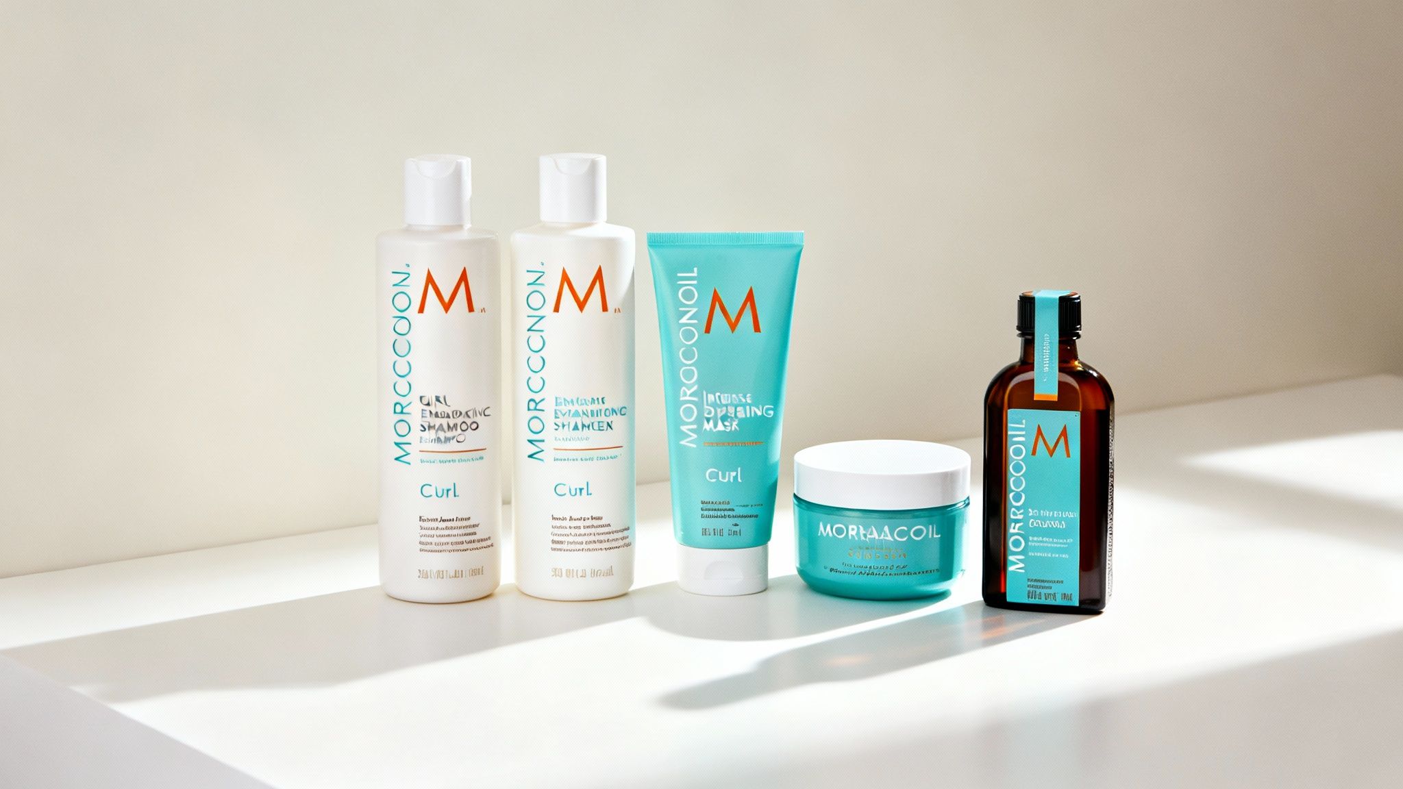 Un conjunto de productos Moroccanoil para el cuidado del cabello rizado: champú, acondicionador, mascarilla, crema definidora y tratamiento.
