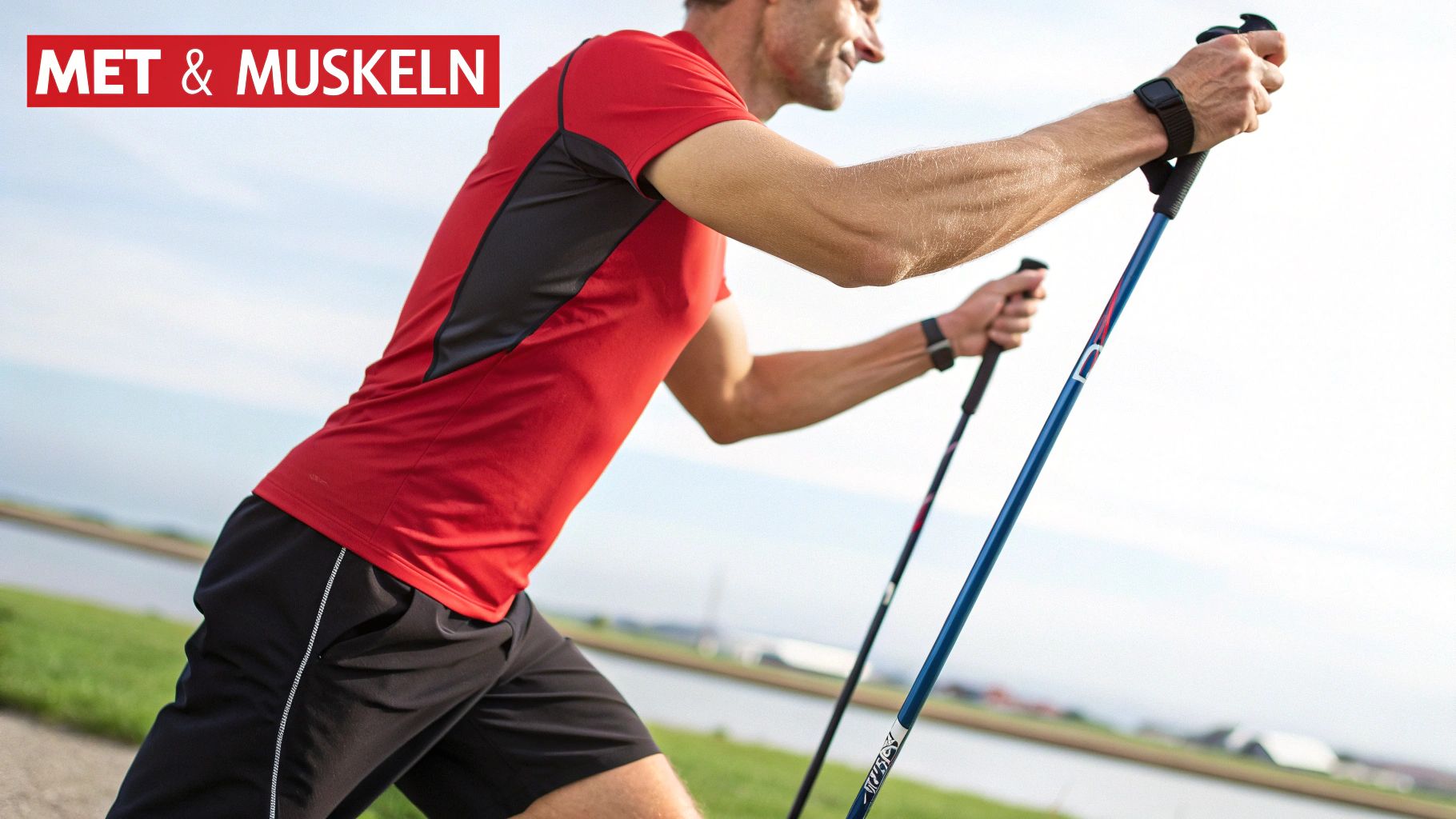 Mann beim Nordic Walking in der Natur, mit Stöcken und Fitnessuhr, vor einem Fluss.