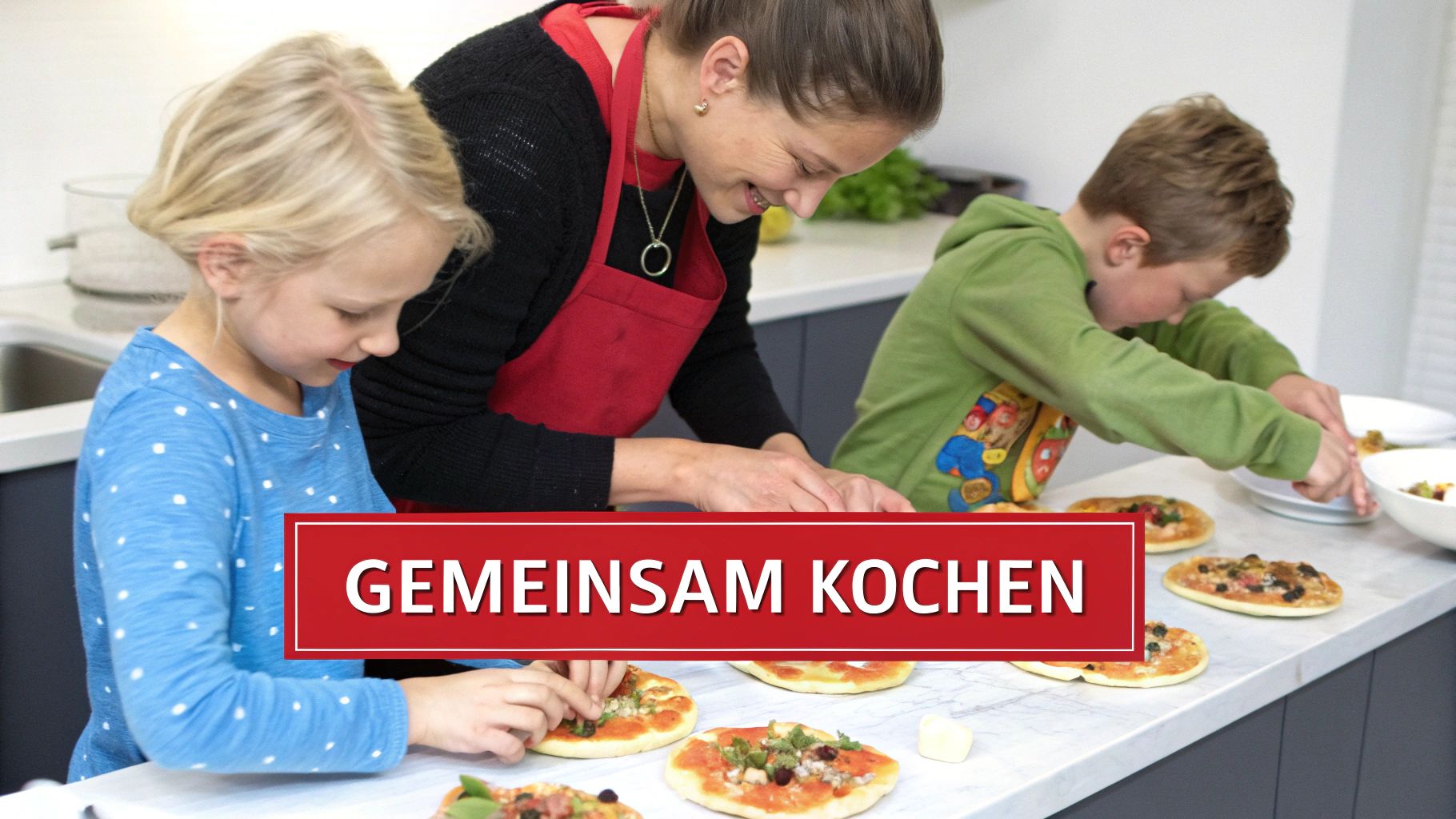Eine lächelnde Frau und zwei Kinder belegen gemeinsam kleine Pizzen in einer Küche.