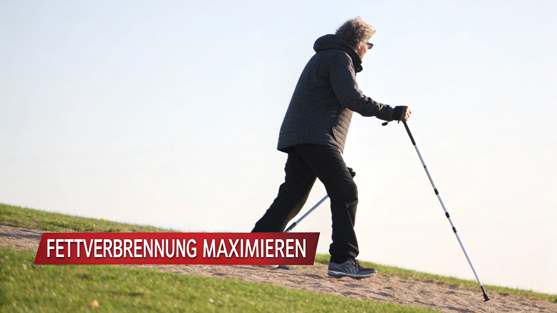 Ältere Person beim Nordic Walking auf grünem Hügel, mit dem Text „FETTVERBRENNUNG MAXIMIEREN“.