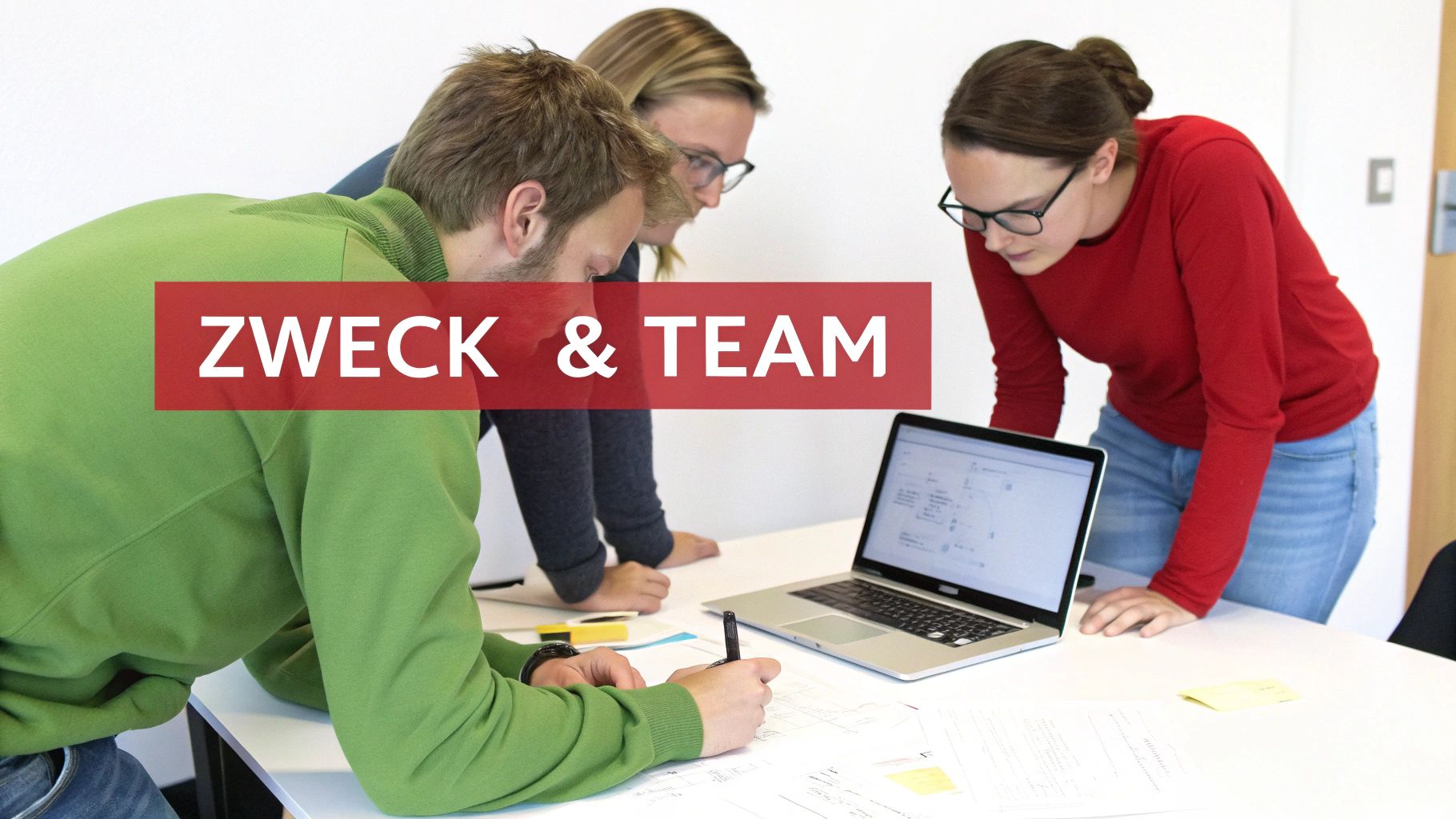 Ein Team von drei Personen bespricht den Zweck und die Aufgaben ihres Vereins an einem Tisch mit Laptop.