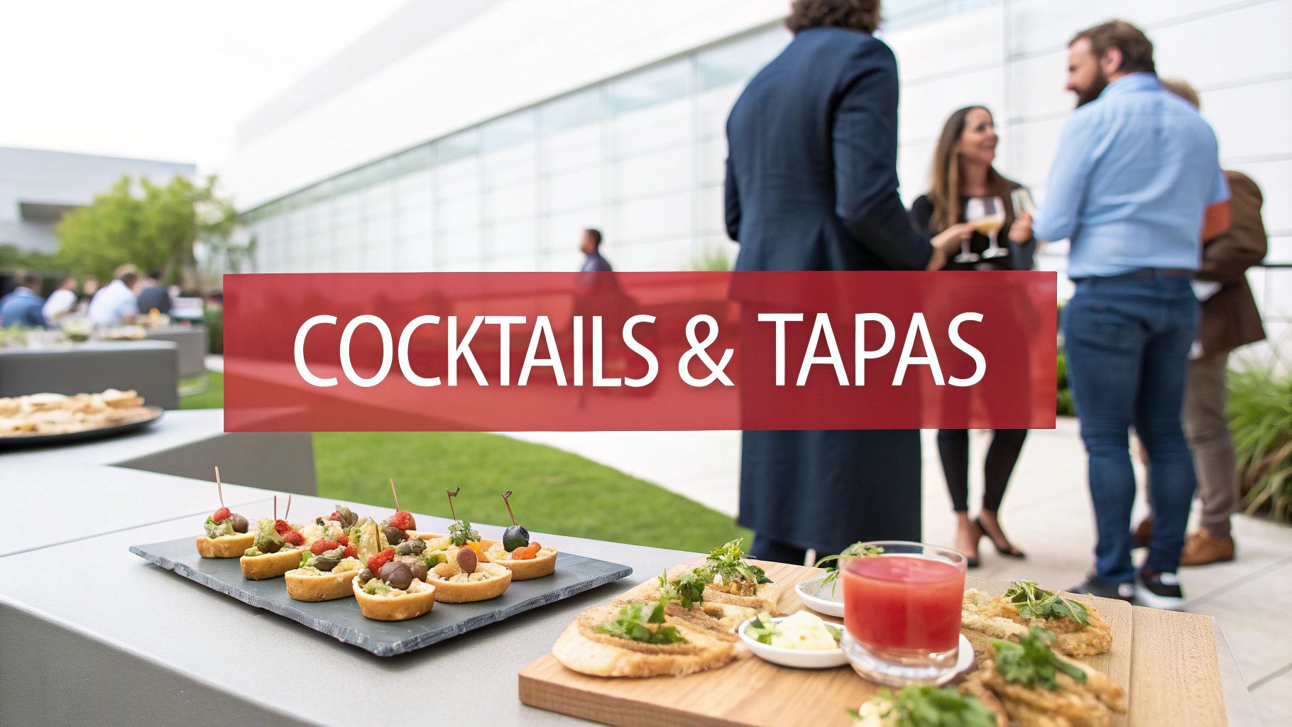 Freunde versammeln sich um ein Raclette-Gerät, füllen ihre Pfännchen und stoßen mit Wein an.