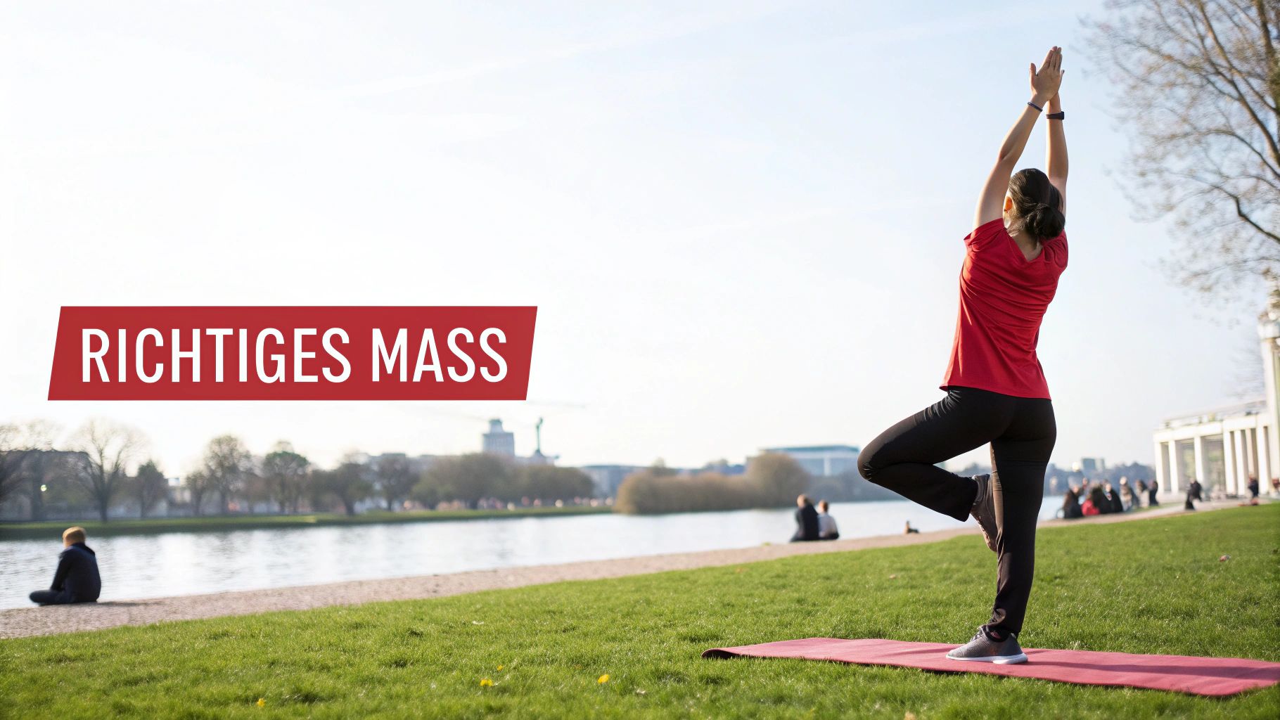 Eine Frau in Rot und Schwarz macht Yoga (Baum-Pose) auf einer Matte im Park am Flussufer, mit dem Text "RICHTIGES MASS" im Vordergrund.