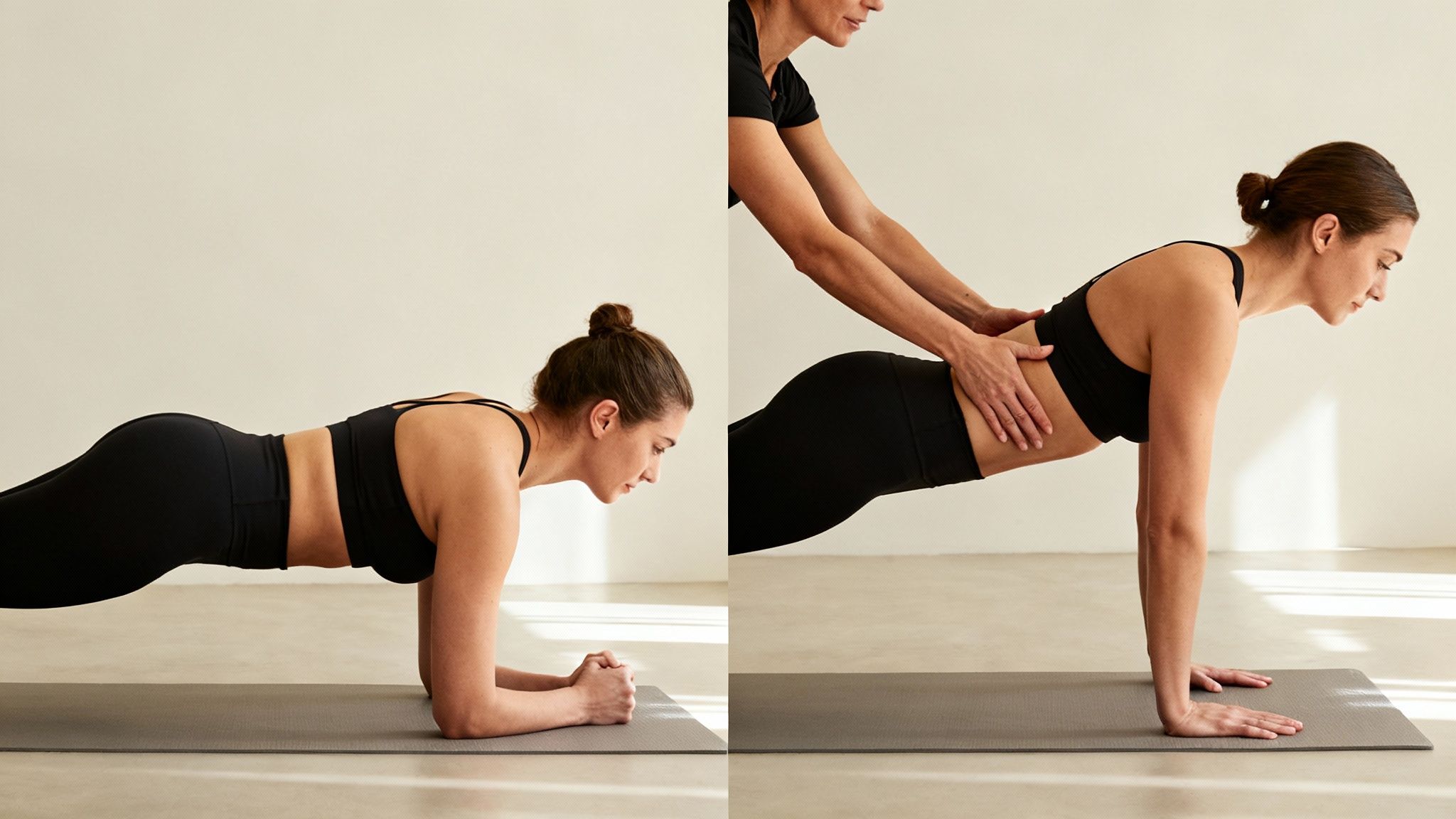 Dvě ženy cvičí plank na fitness podložkách. Jedna drží loketní plank, druhá má pomoc s klasickým plankem.