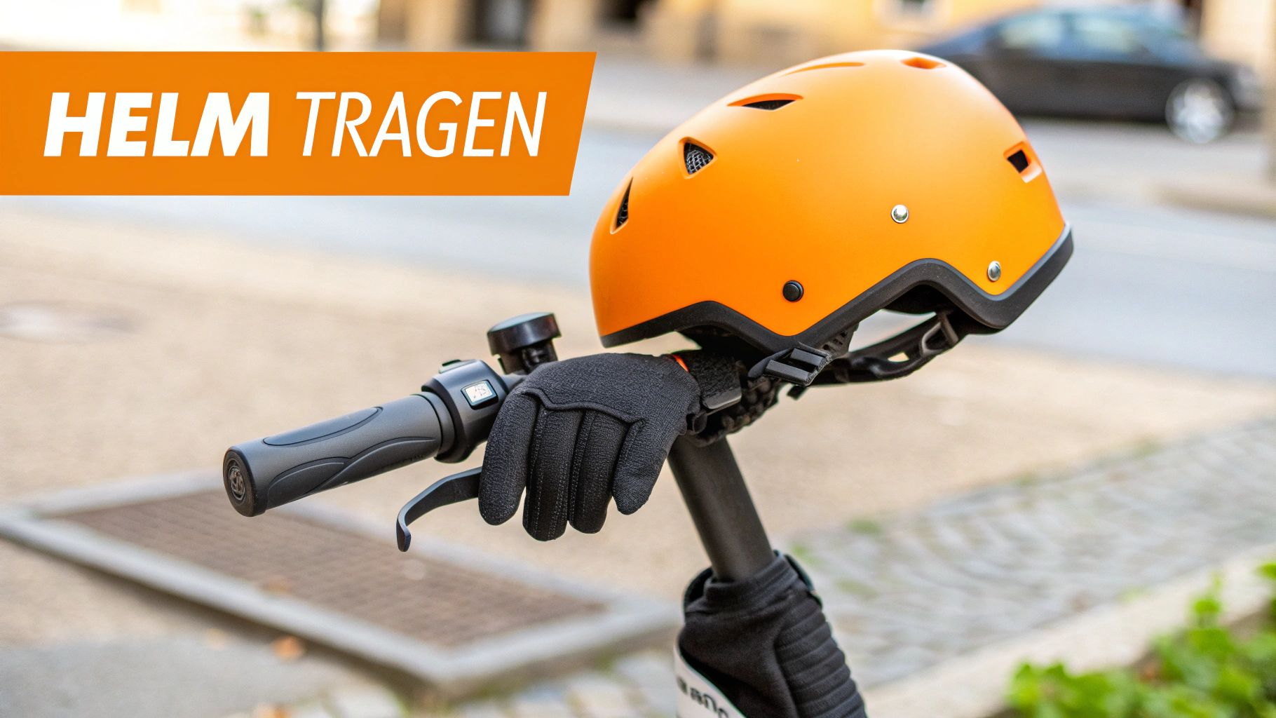 Ein leuchtend orangefarbener Helm liegt auf dem Lenker eines E-Scooters, daneben eine behandschuhte Hand. Darüber steht "HELM TRAGEN".
