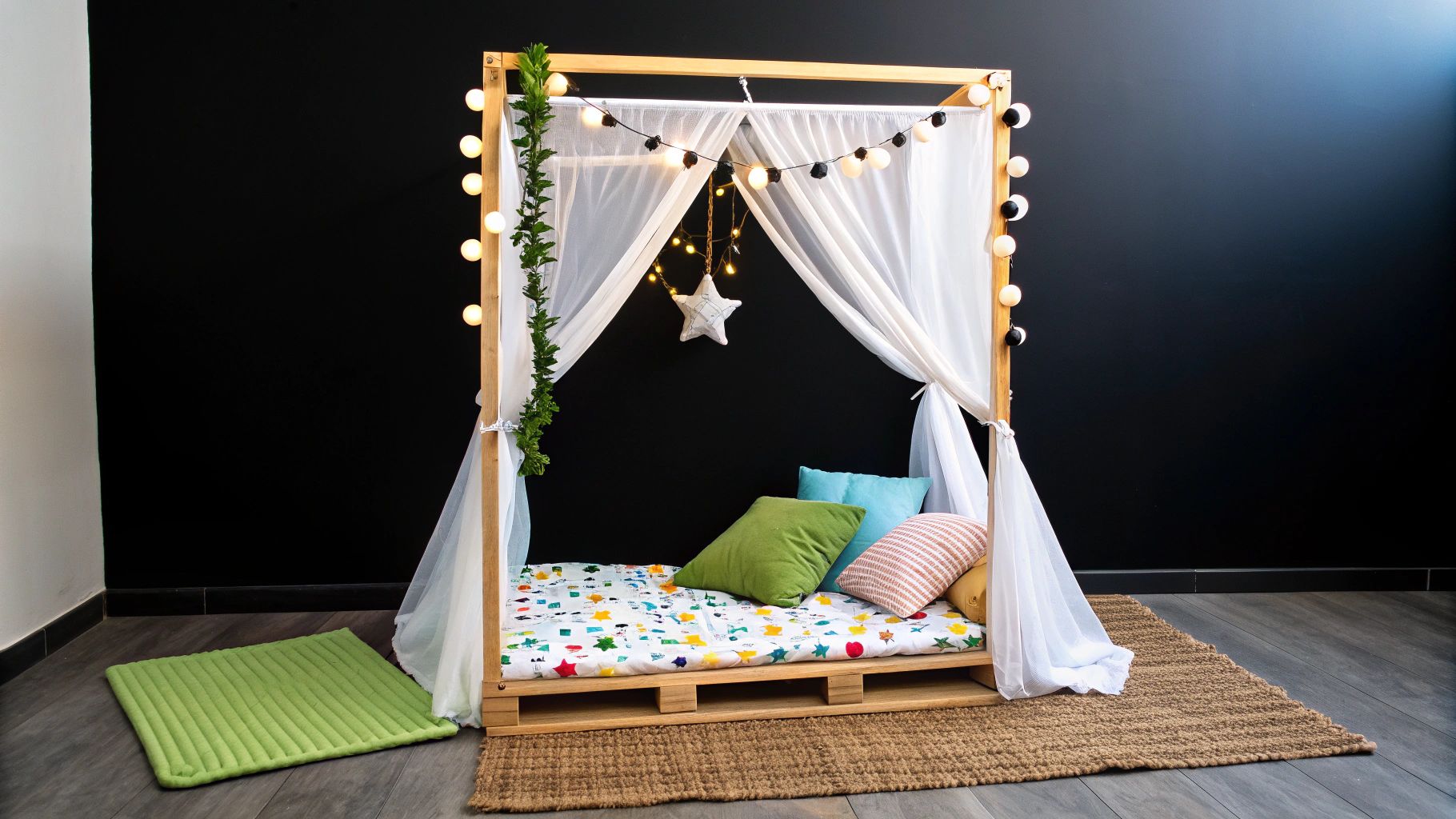 מיטת ילדים מעוצבת בצורת בית בחדר ילדים עם אווירה נעימה