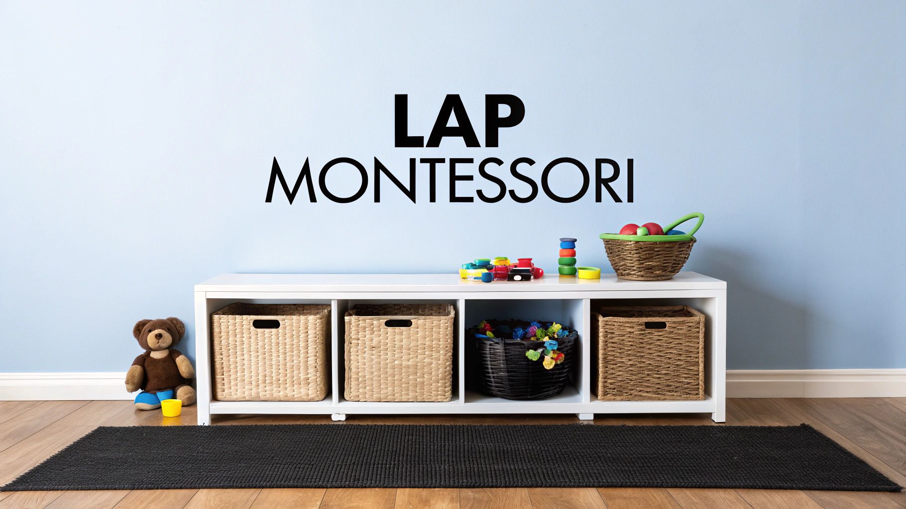 חדר ילדים מעוצב עם כוננית אחסון לבנה, צעצועים, סלי קש וטקסט 'LAP MONTESSORI' על הקיר.
