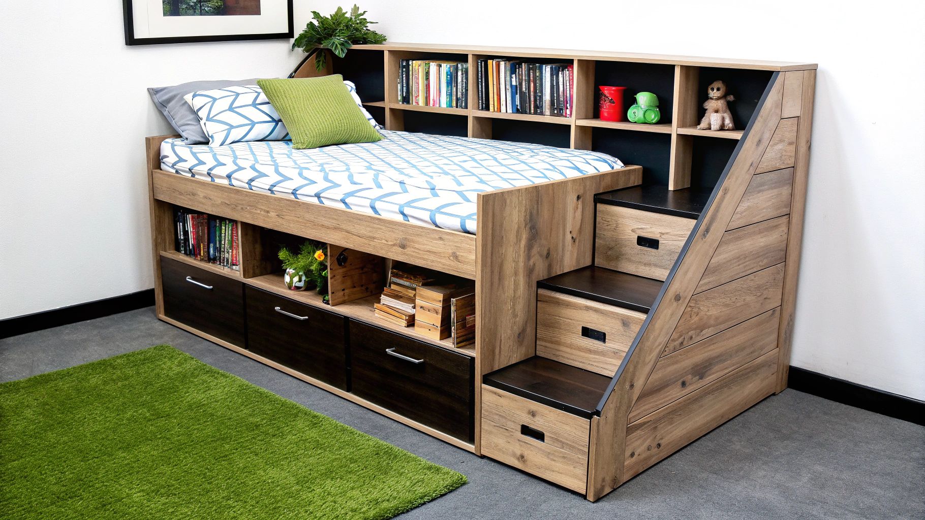מיטת ילדים מעוצבת מעץ עם מדרגות אחסון, מגירות שחורות ומדפי ספרים מובנים