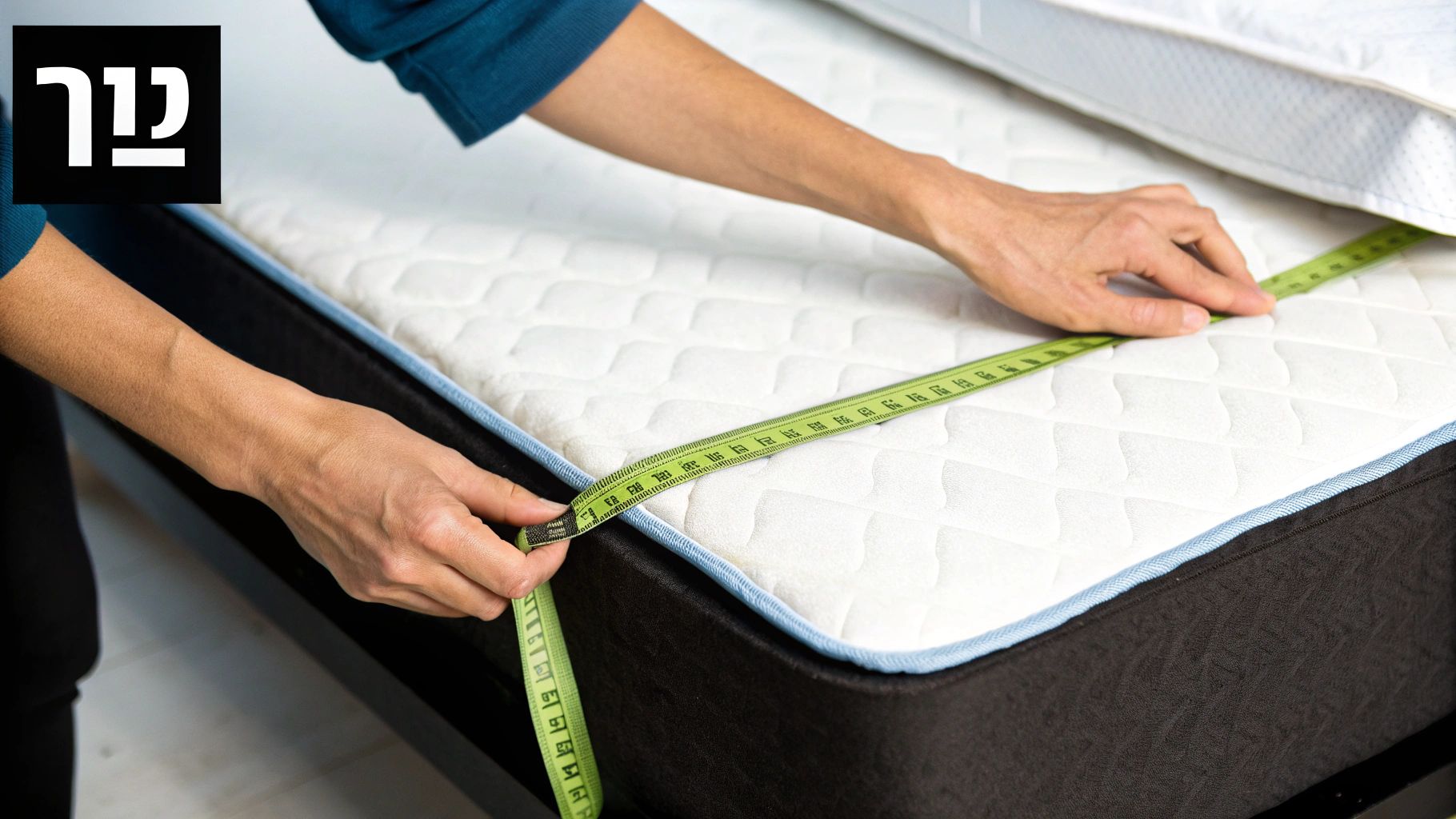 אדם מודד מזרון מיטה לבן עם סרט מדידה ירוק לקביעת מידות מדויקות למיטת מעבר