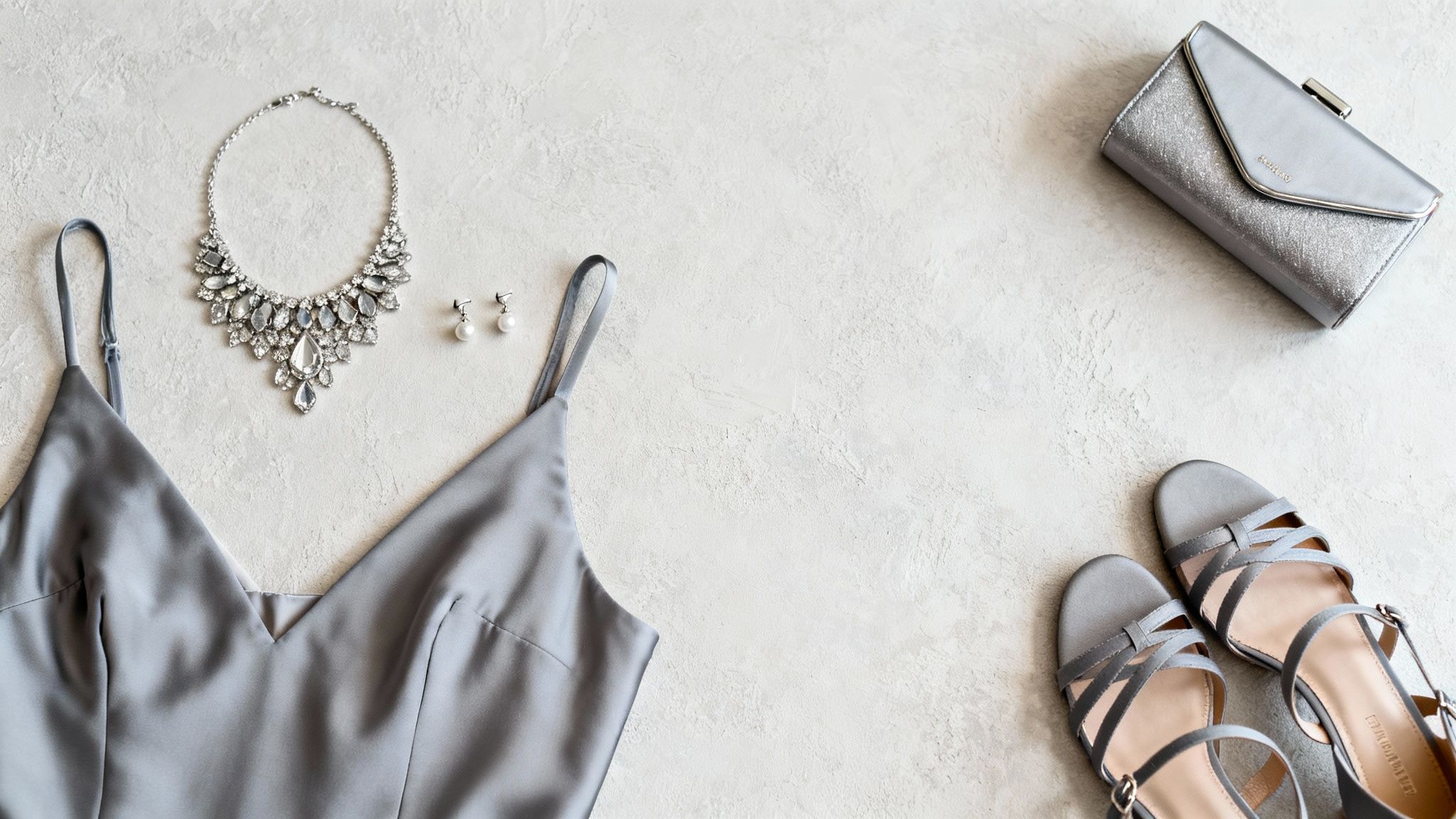 Uma mulher ajusta sua delicada pulseira de ouro, mostrando como os acessórios complementam um elegante vestido para ocasiões especiais.