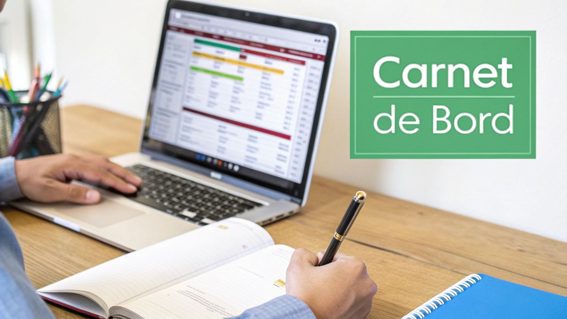 Une personne travaille sur un ordinateur portable et écrit dans un carnet de notes sur un bureau en bois, avec le texte "Carnet de Bord" sur fond vert.