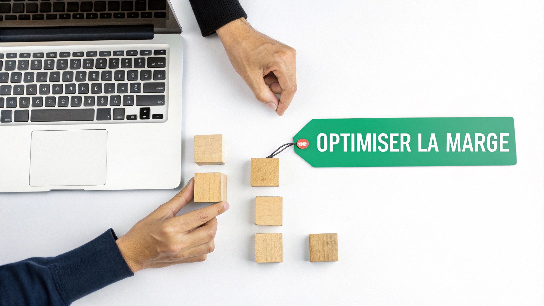 Une personne arrange des blocs de bois près d'un ordinateur portable, avec une étiquette verte indiquant 'OPTIMISER LA MARGE', symbolisant la stratégie d'entreprise.