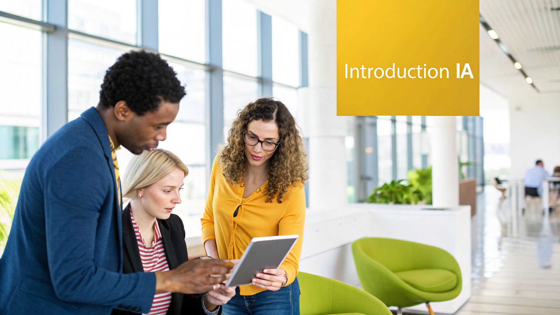 Formation IA Entreprise : Le Guide (Sans Jargon) Pour Passer au Niveau Supérieur 1 Personnes collaborant autour d'un ordinateur portable affichant des graphiques et des interfaces IA