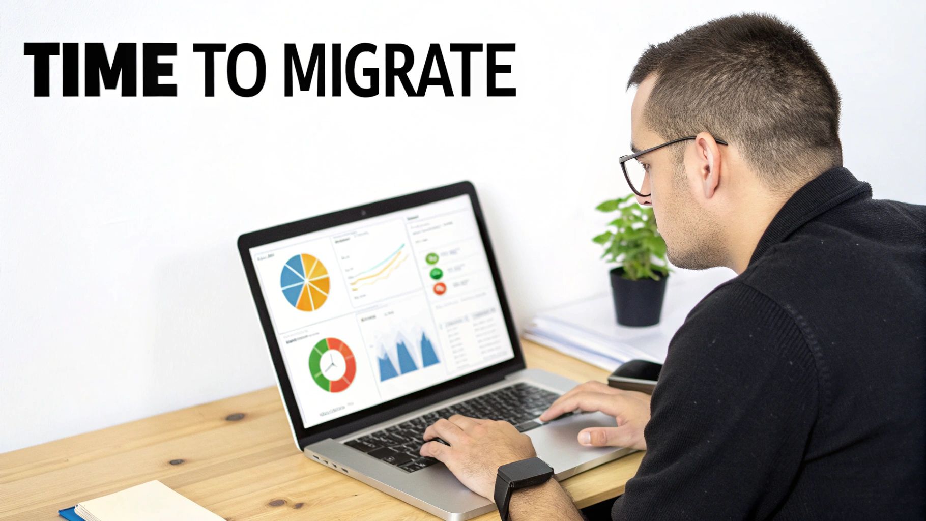 Un hombre trabaja en una computadora portátil que muestra visualizaciones de datos, con 'HORA DE MIGRAR' en la pared.