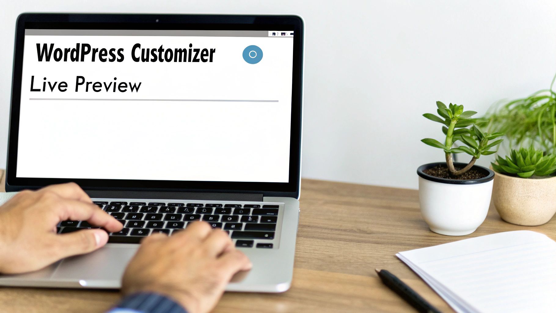 Persona escribiendo en una computadora portátil que muestra 'Vista previa en vivo del personalizador de WordPress' en un escritorio de madera con plantas.