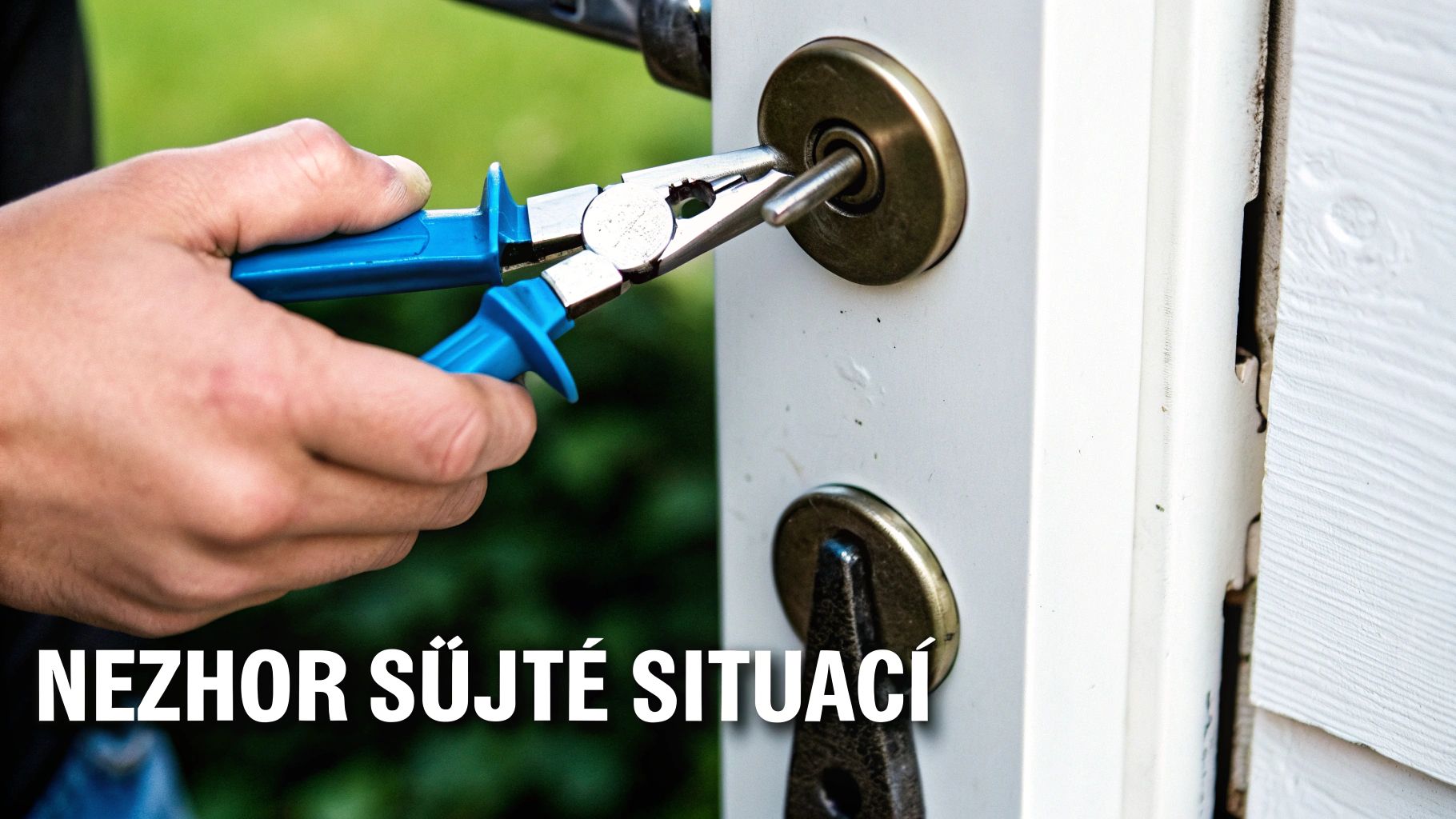 Detail ruky, která pomocí kleští odstraňuje zlomený kus kovu ze zámku dveří, pravděpodobně zlomený klíč.