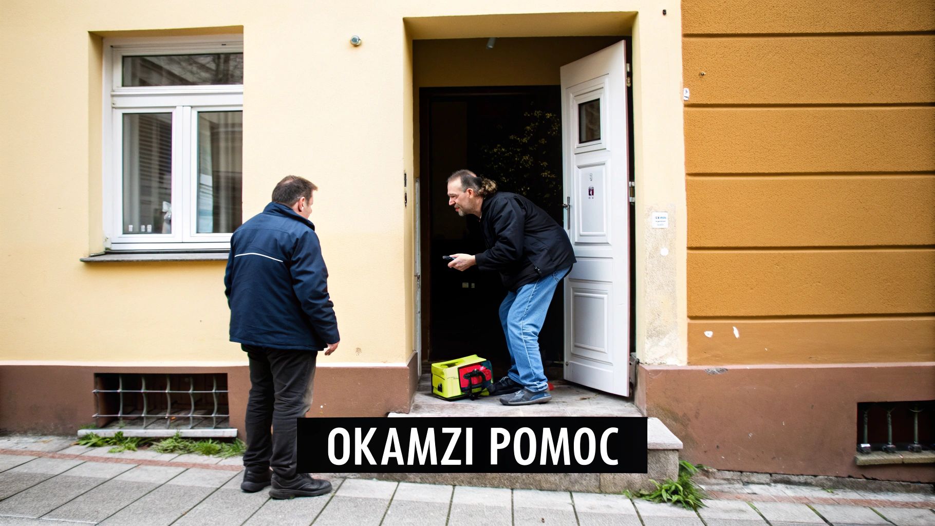 Dva muži před budovou, jeden se dívá do otevřených dveří. Zobrazen text 'OKAMZI POMOC'.