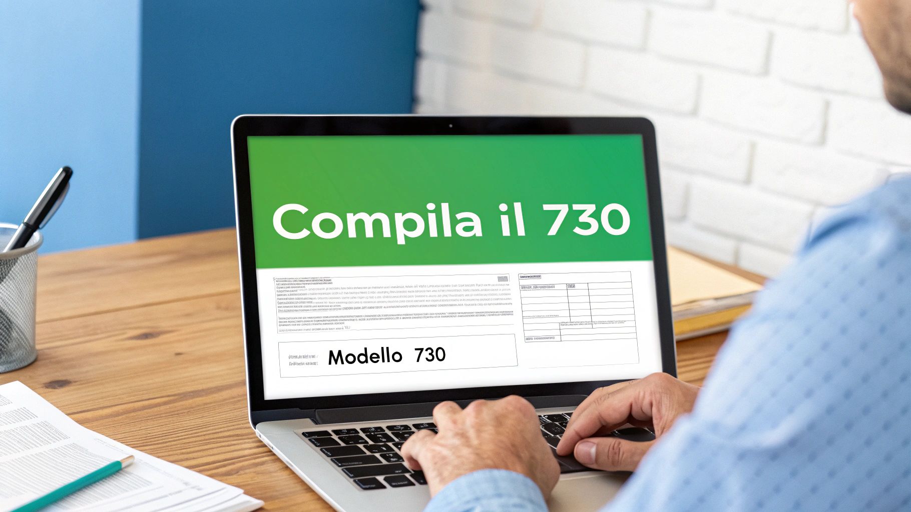 Una persona compila il Modello 730 al computer, concentrata ma serena.