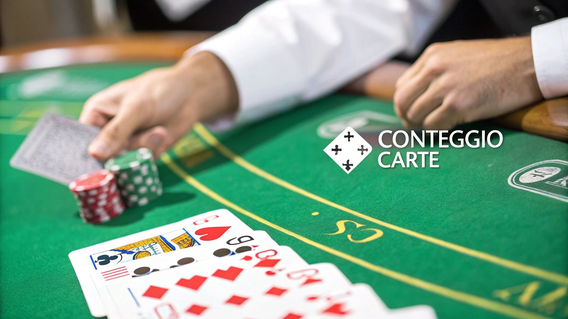 Un mazzo di carte da blackjack disposto a ventaglio su un tavolo da gioco verde.