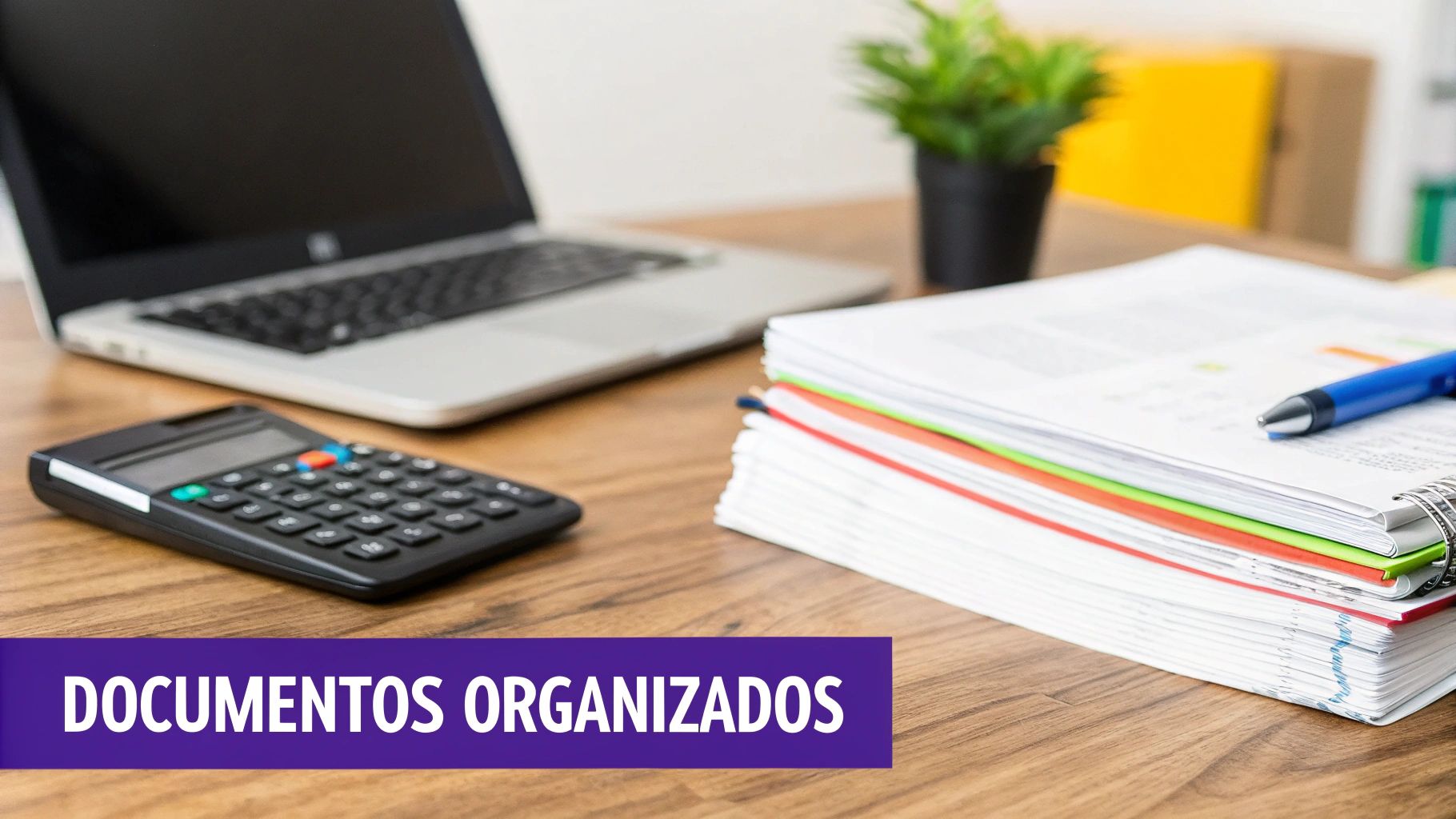Venda de Franquias em Funcionamento: Guia Completo 2025 1 Mesa de trabalho organizada com documentos empilhados, calculadora, laptop e caneta para gestão empresarial