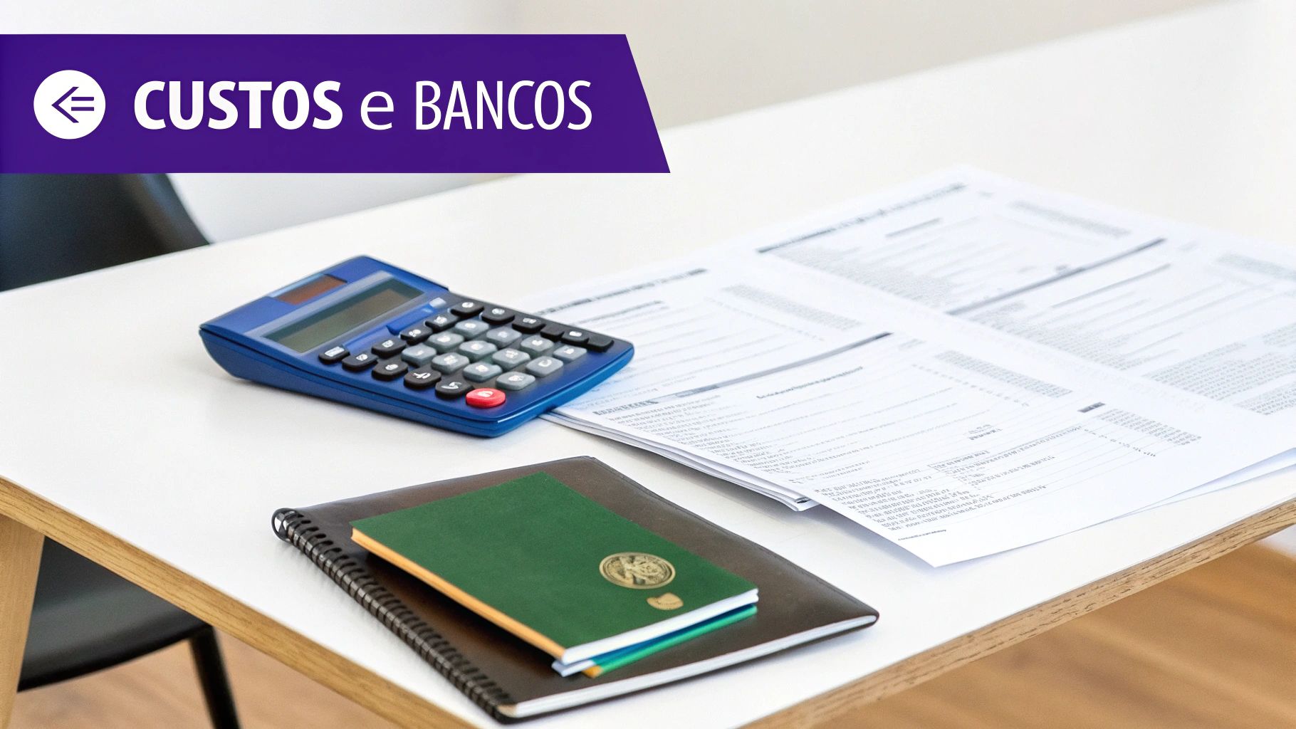 Mesa com calculadora, documentos, cadernos e um banner roxo com 'CUSTOS e BANCOS', simbolizando gestão financeira.
