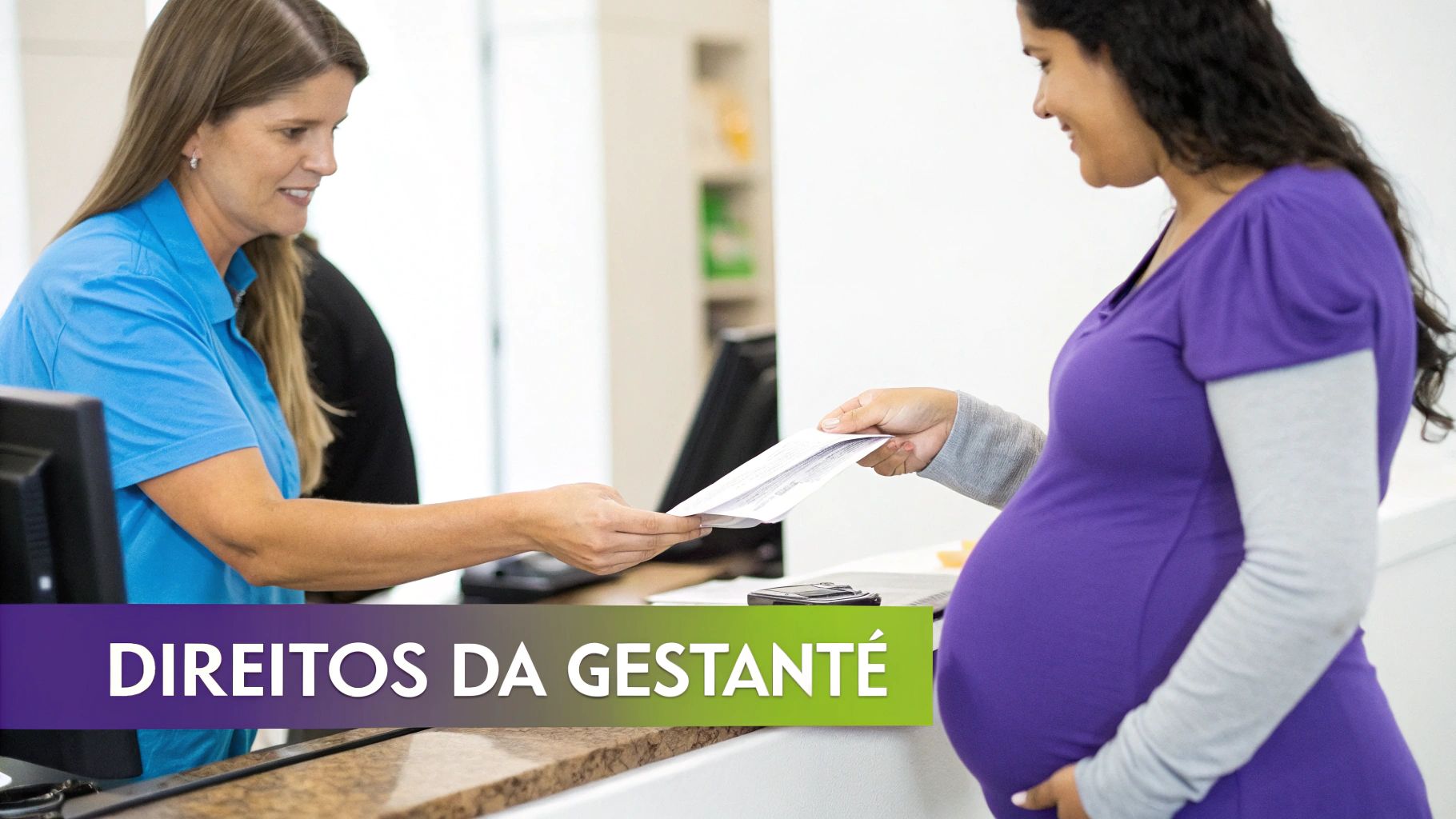 Mulher grávida em roxo recebe documentos de funcionária sorridente em balcão de atendimento, enfatizando direitos.