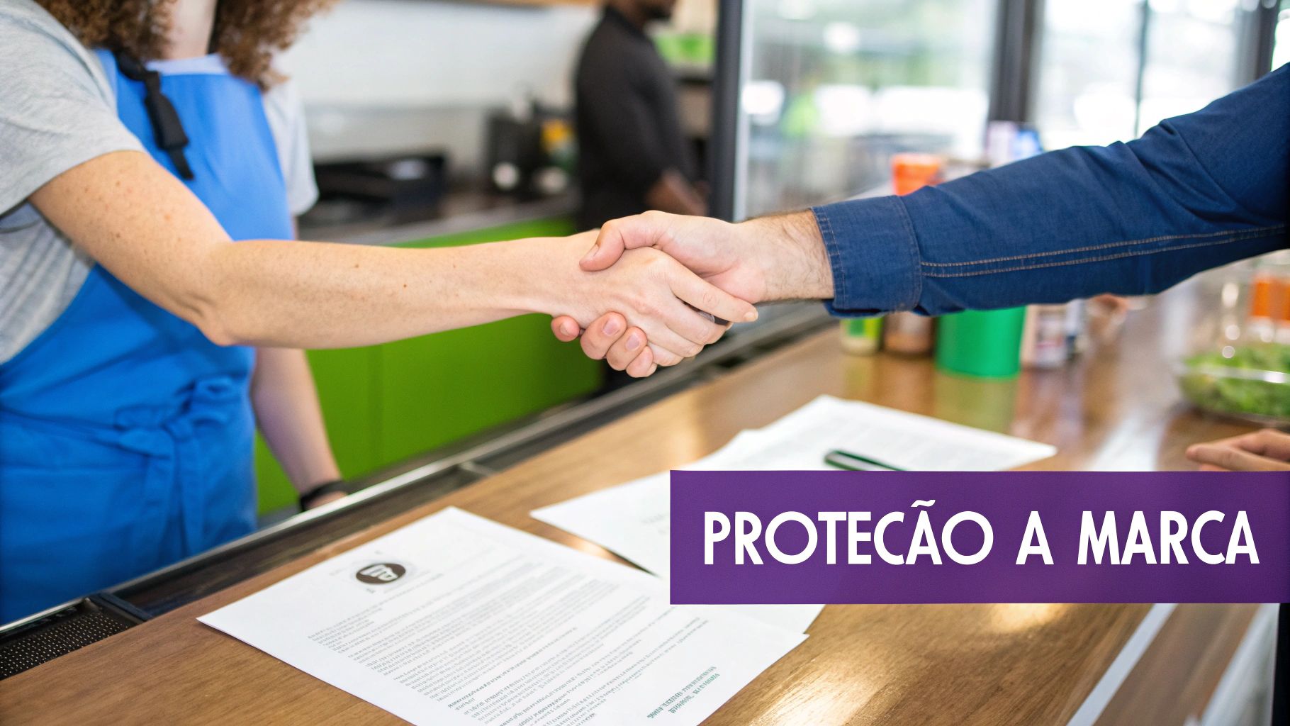 Duas pessoas apertando as mãos sobre documentos em um balcão, simbolizando um acordo ou proteção de marca.