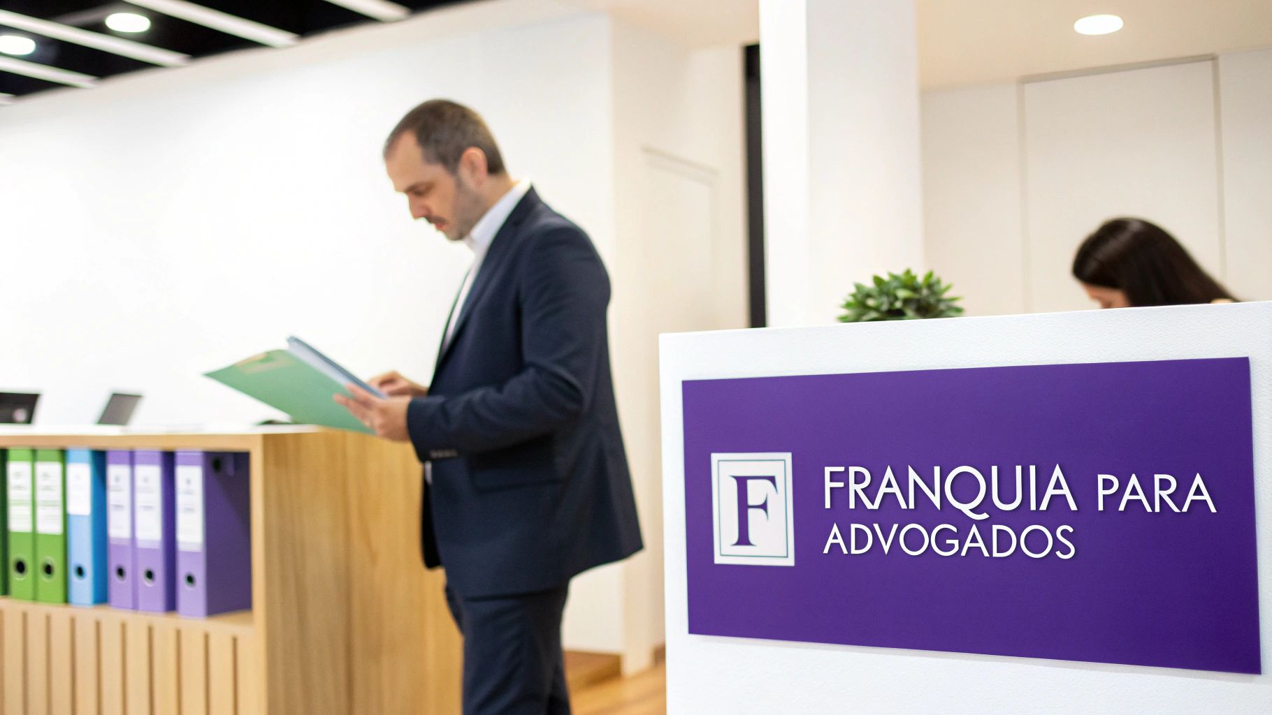 Homem de terno analisa documentos em um escritório moderno, com pastas coloridas e um letreiro 'FRANQUIA PARA ADVOGADOS'.