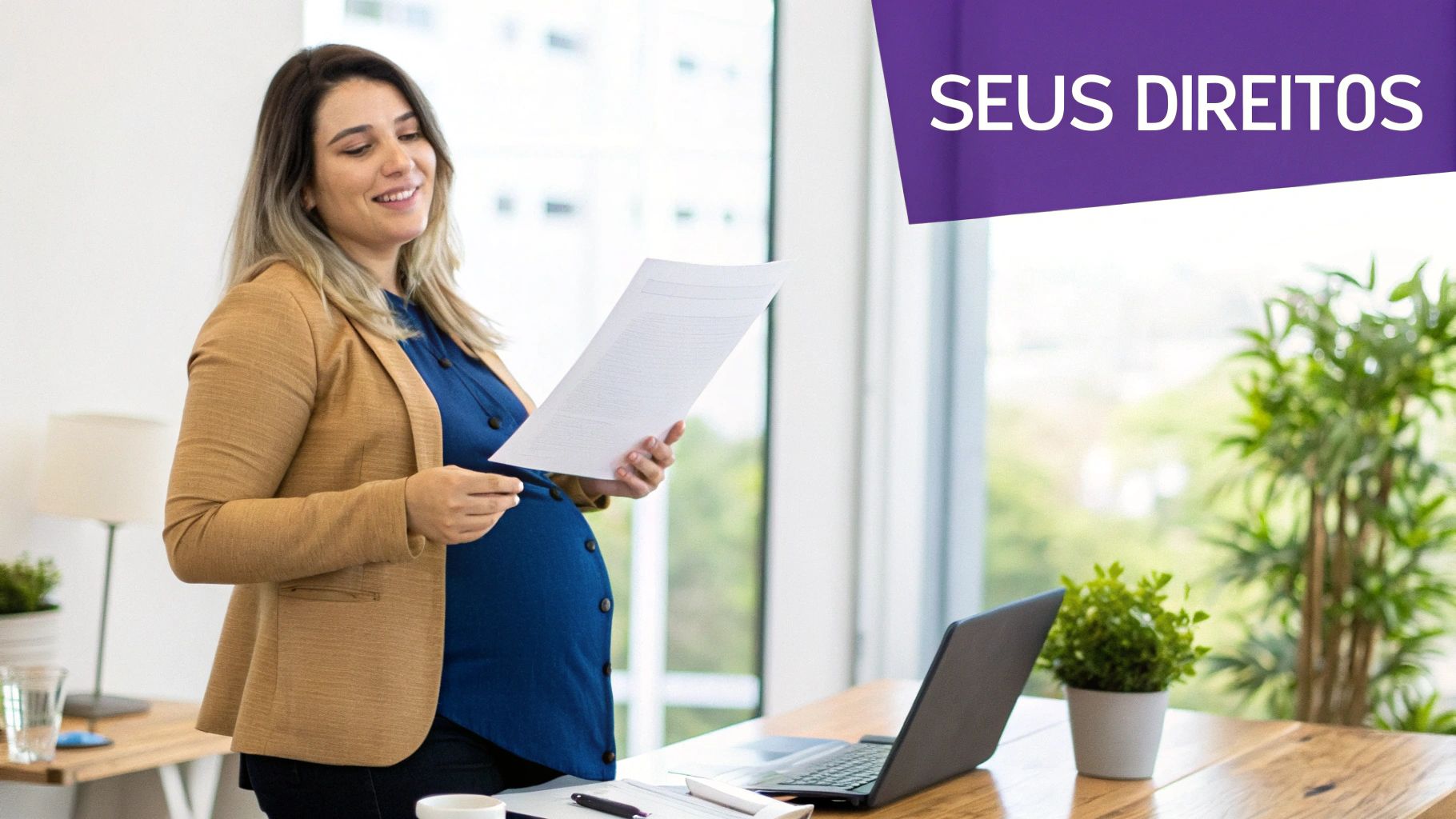 Mulher grávida sorrindo, segurando documentos em um escritório moderno, com a frase 'SEUS DIREITOS' destacada.