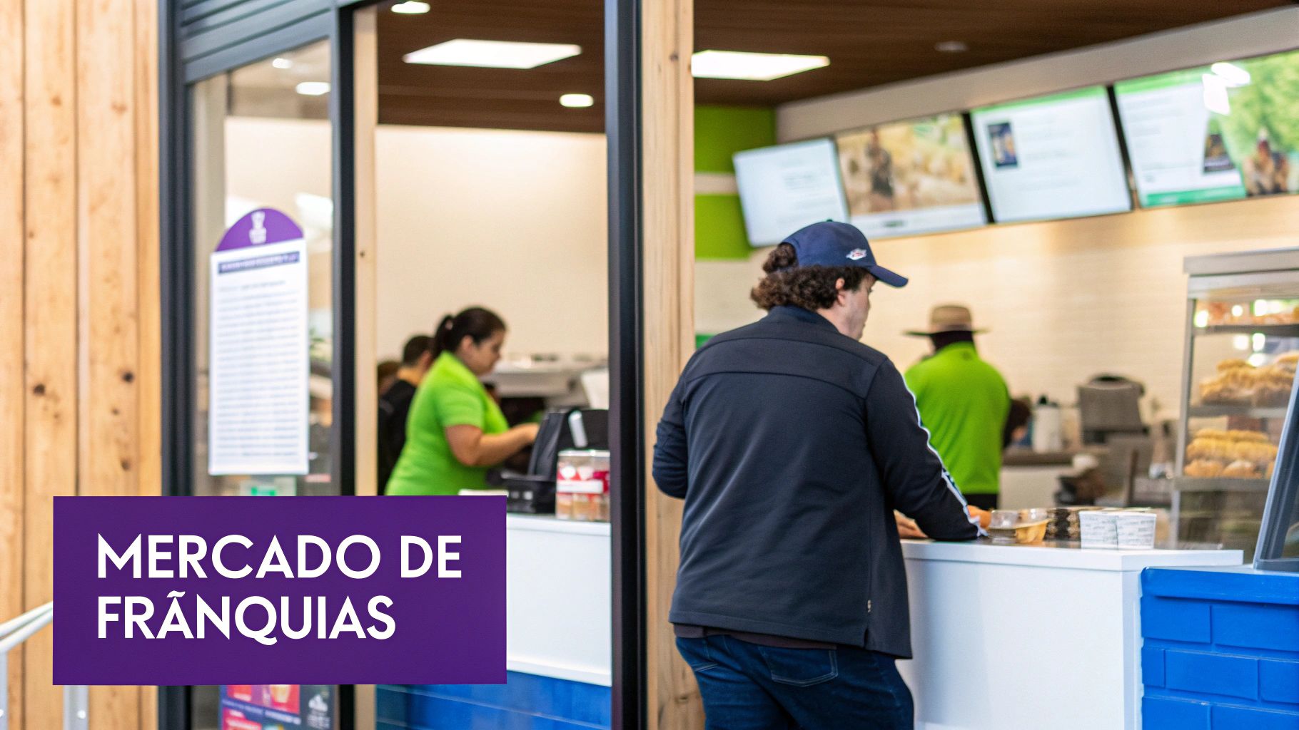Conceito de Empresário: O Guia Definitivo do Código Civil 3 Homem de boné de costas pedindo comida em um balcão, com funcionários e sinalização de "MERCADO DE FRANQUIAS" ao fundo.