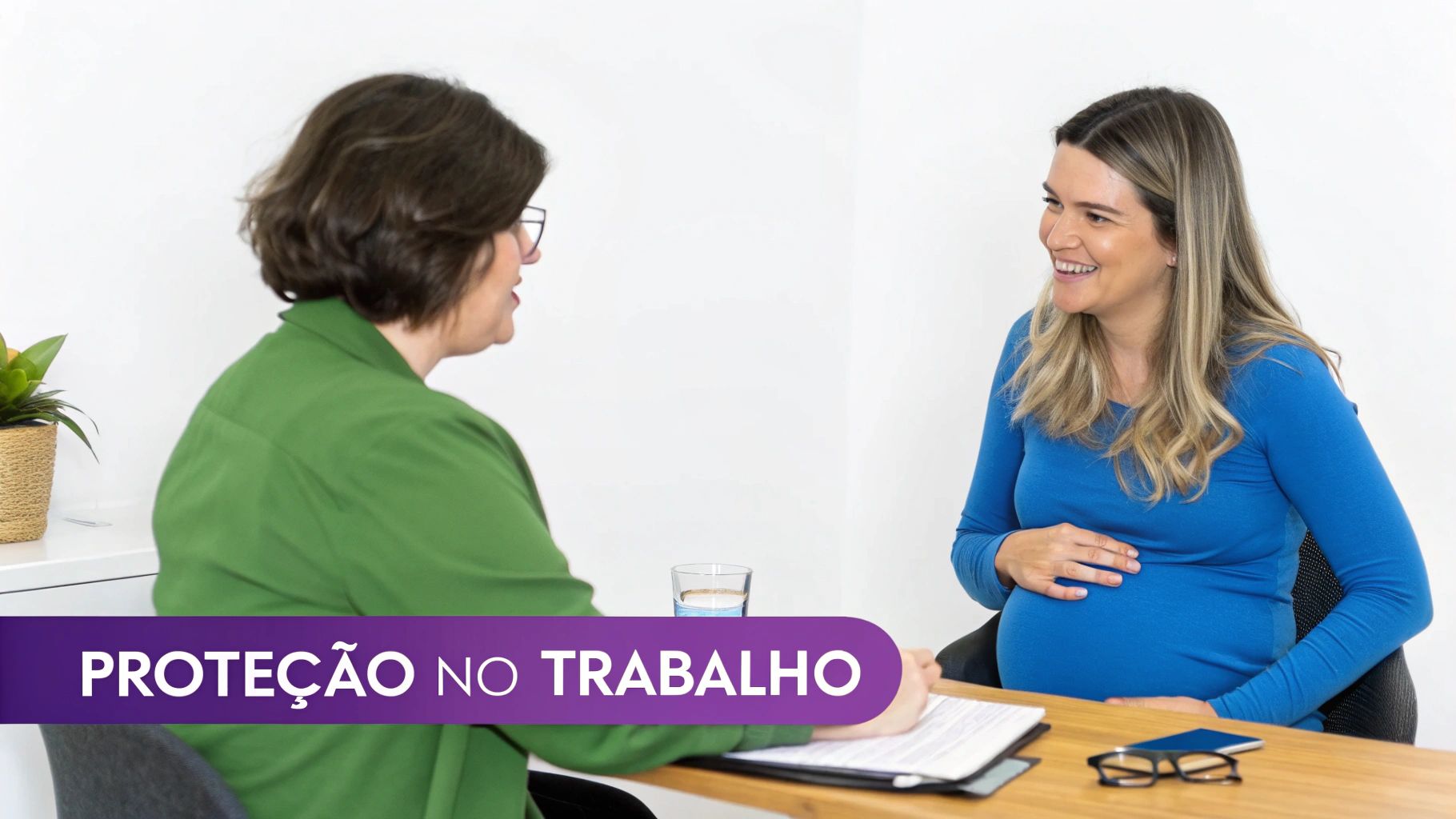 Direito Trabalhista de Gestante: Guia Completo 2024 3 Médica examinando uma mulher grávida em um consultório.