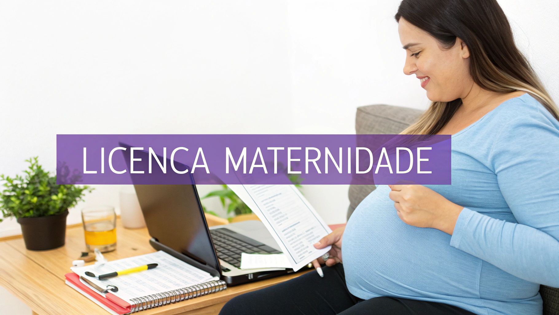 Mulher grávida feliz analisa documentos sobre licença maternidade ao lado de um laptop em casa.
