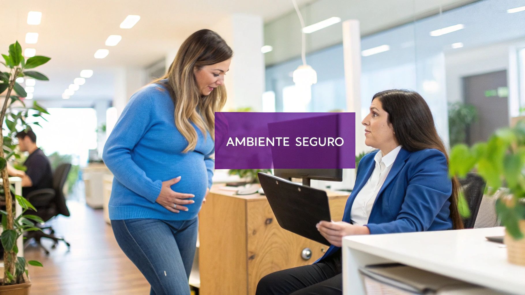 Ambiente de trabalho seguro e adaptado para gestante, com boa iluminação e ergonomia.