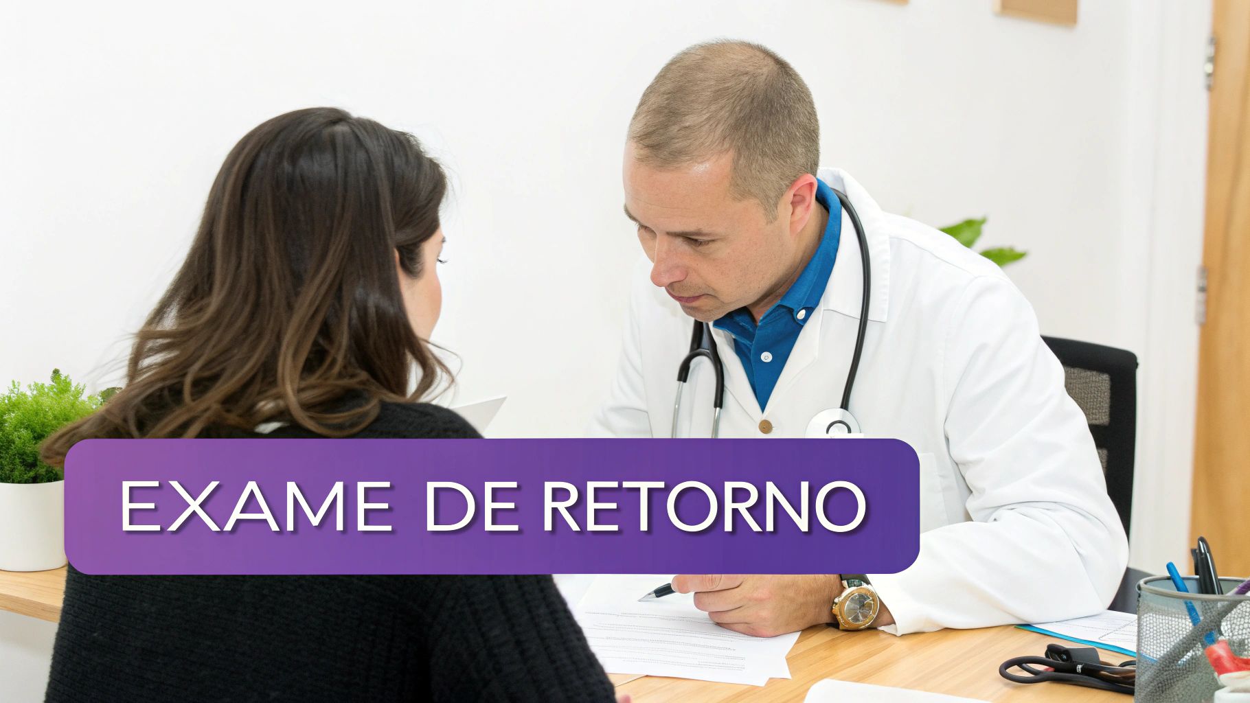Prazo Para Retorno ao Trabalho Após Auxílio Doença: Guia Completo 2024 2 Um médico examina documentos enquanto conversa com uma paciente em uma consulta de retorno com o texto 'EXAME DE RETORNO'.