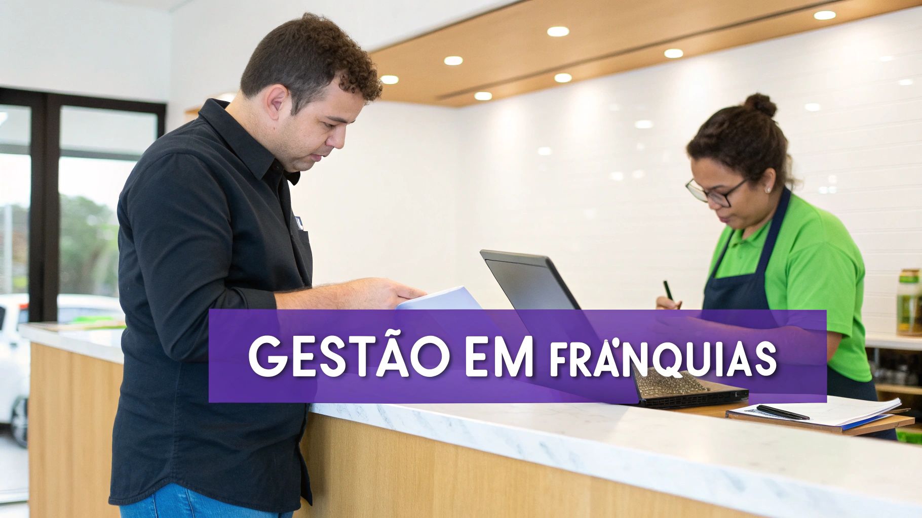 Licença Maternidade Estabilidade: O Guia Completo Para 2024 2 Profissionais gerenciam documentos e computadores em um ambiente de trabalho de franquia, com o texto "Gestão em Franquias" sobreposto.