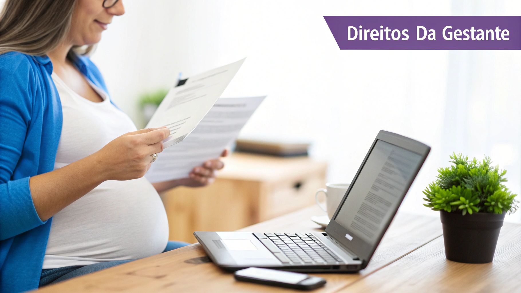 Fui Demitida Grávida, Quanto Devo Receber? Guia Completo 2024 1 Mulher grávida concentrada, lendo documentos sobre seus direitos em uma mesa com laptop e planta.