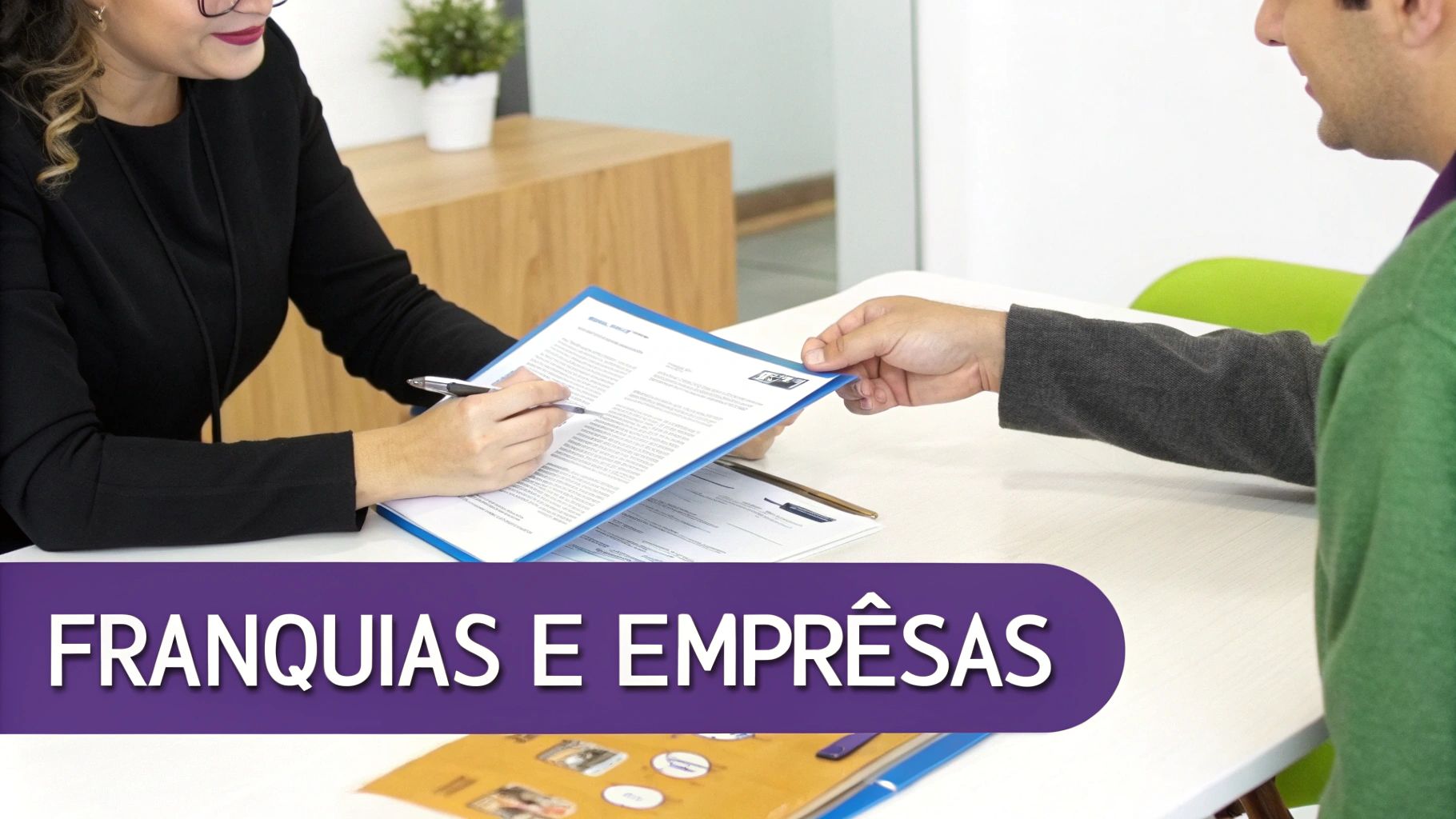 Direito Empresarial Conceito: Guia Essencial Para Seu Negócio 3 Uma reunião de negócios com pessoas analisando documentos e um tablet, representando a aplicação prática do direito empresarial.
