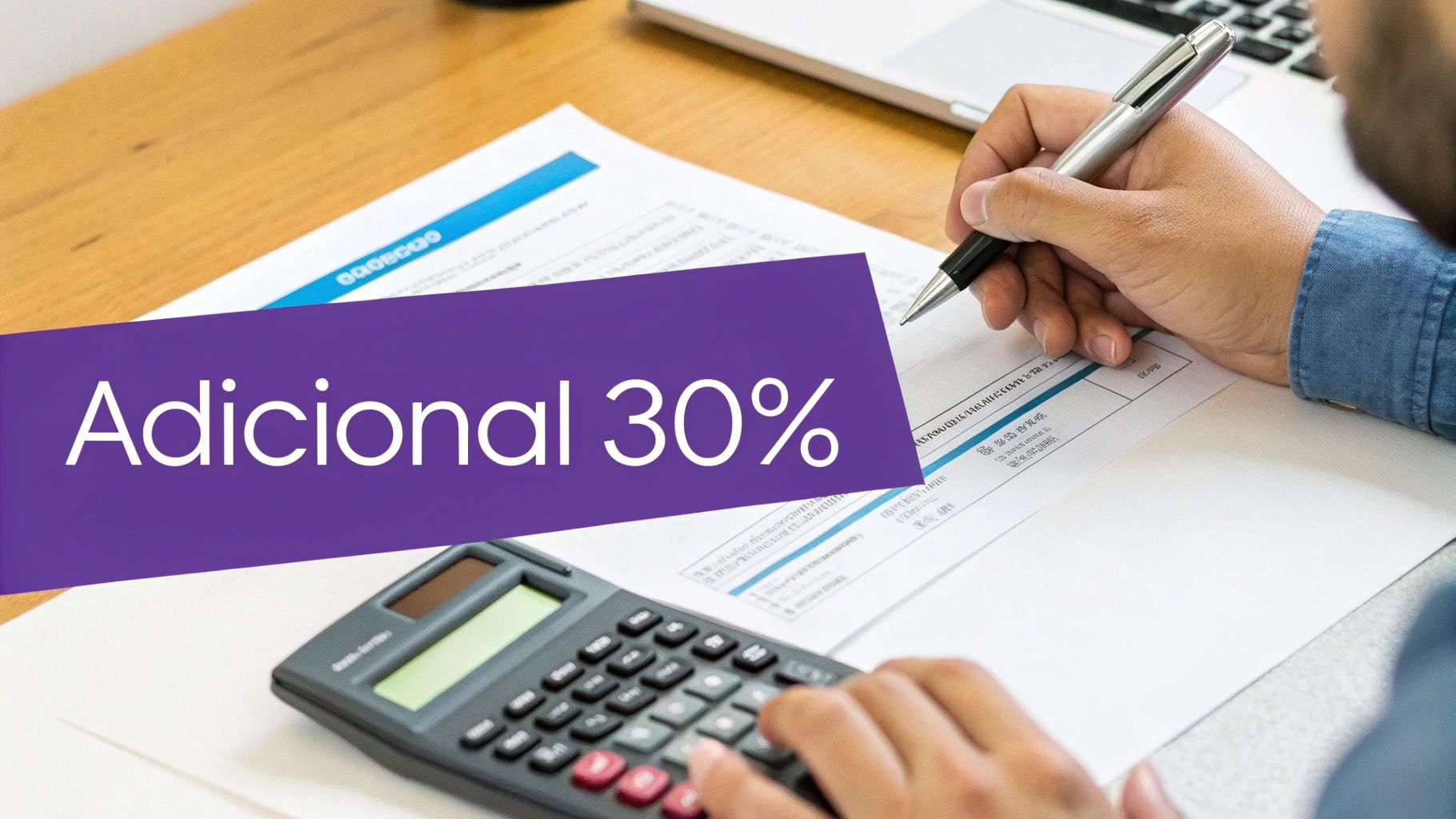 Pessoa calculando um adicional de 30% em documentos, usando uma calculadora e caneta.
