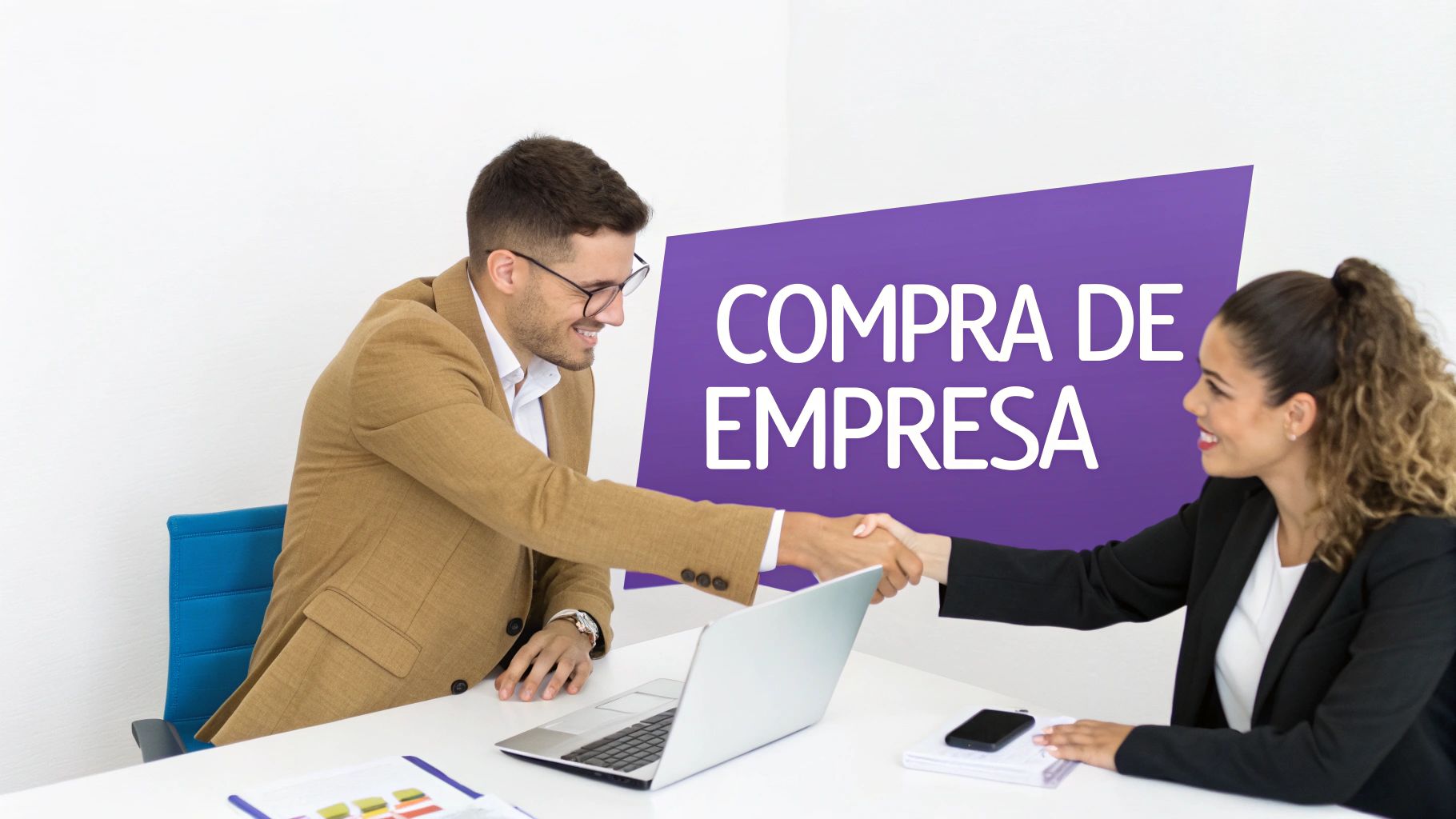 Homem e mulher de negócios sorrindo e apertando as mãos após fechar um acordo de compra de empresa.