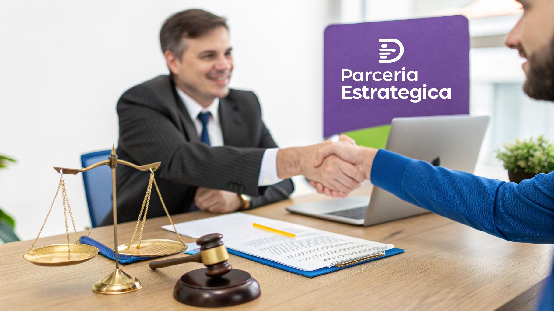 Um advogado analisando documentos de franquia com seus clientes em uma mesa de reunião.