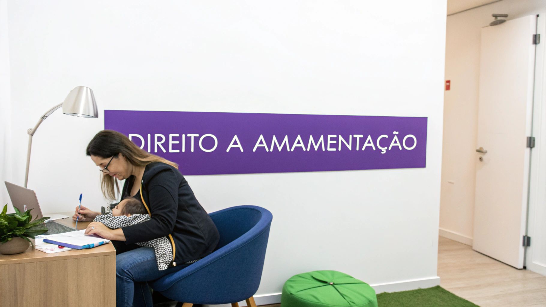 Direito das gravidas no trabalho: Guia completo 2024 3 Mulher amamentando bebê enquanto trabalha em um escritório, ao lado de uma placa roxa com a frase "DIREITO A AMAMENTAÇÃO".