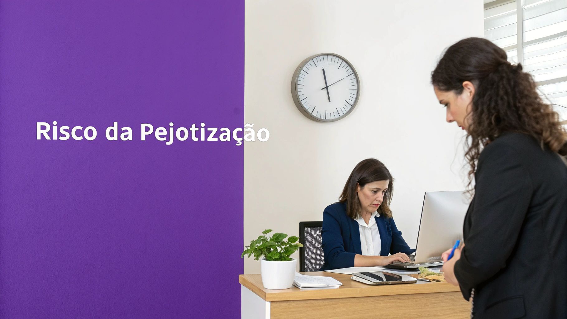PJ tem direito a licença maternidade? Guia completo 2024 3 Duas mulheres em um escritório, uma sentada ao computador e outra de pé, com 'Risco da Pejotização' na parede roxa.