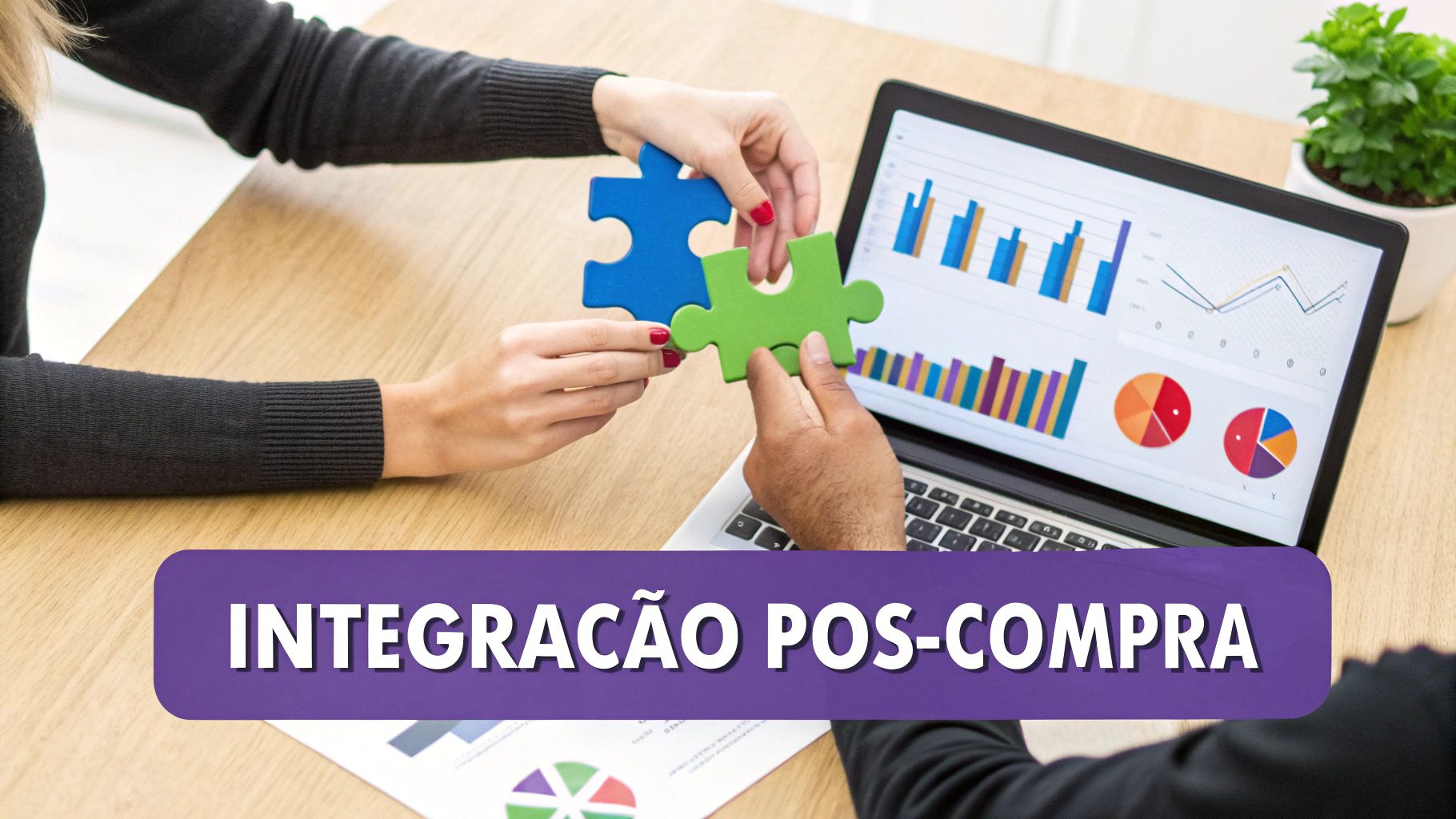 Duas pessoas conectando peças de quebra-cabeça sobre um laptop exibindo gráficos, simbolizando integração pós-compra.