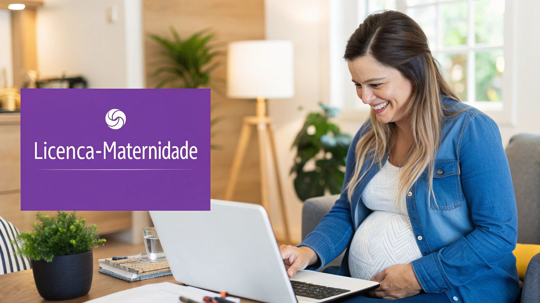 Mãe sorrindo e segurando seu bebê recém-nascido, representando o período da licença-maternidade.