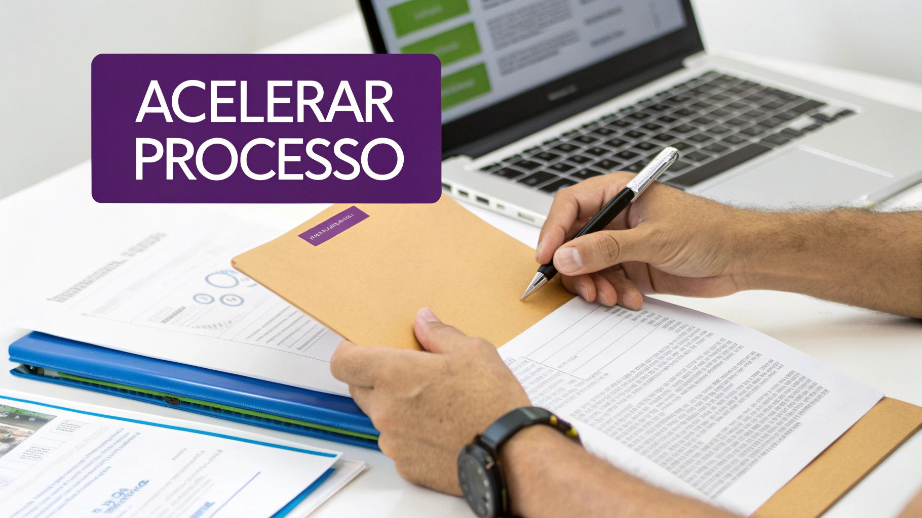 Mãos de pessoa escrevendo em documentos com prancheta, laptop ao fundo e texto 'ACELERAR PROCESSO'.