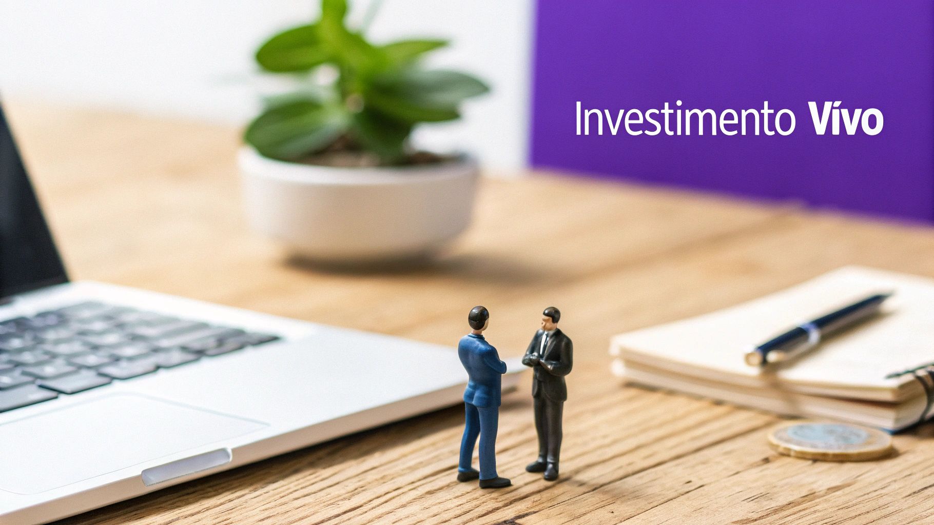 Miniaturas de empresários negociando investimento vivo com laptop, moedas e documentos financeiros sobre mesa