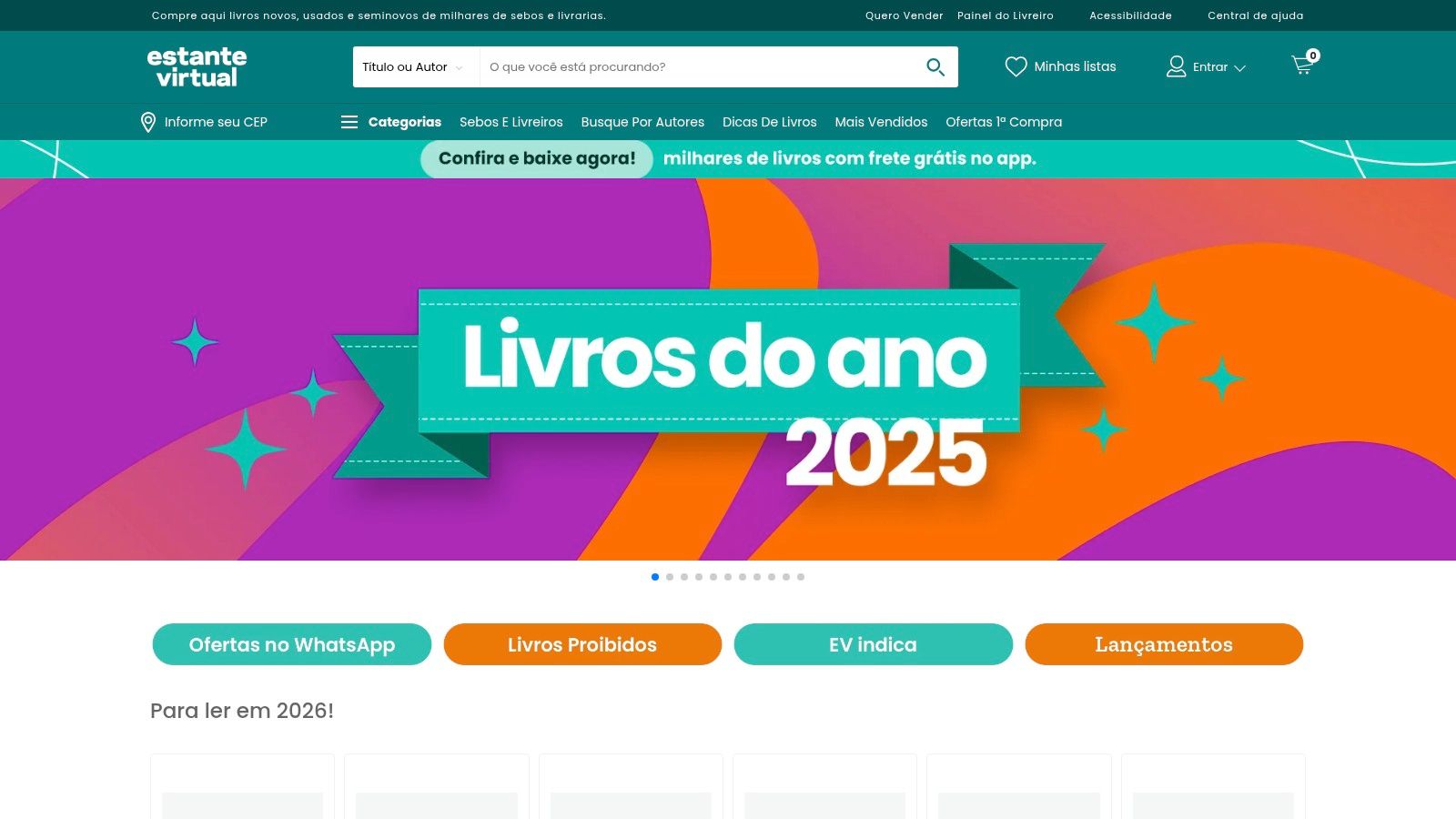 Livro sobre franquias aberto em uma mesa, ao lado de um notebook.