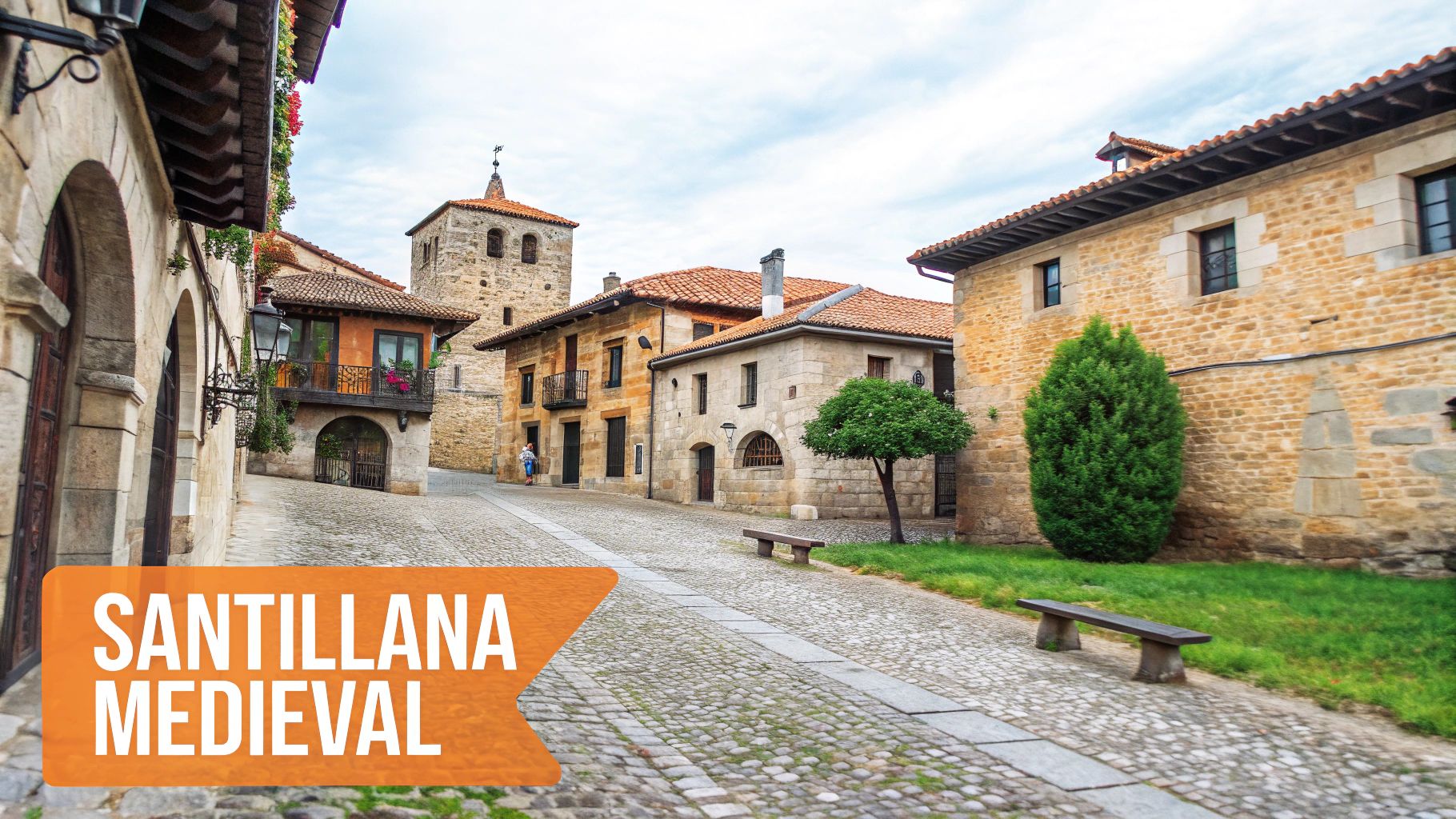 Vista de una calle histórica en Santillana, Cantabria, con arquitectura medieval y ambiente tranquilo.